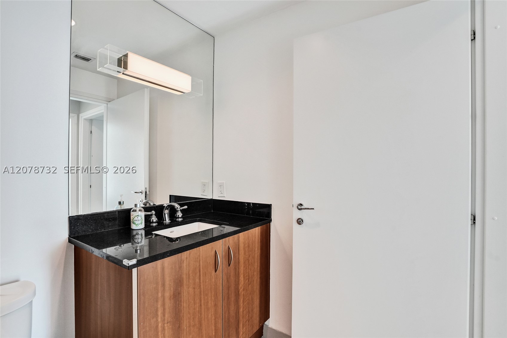 300 S Biscayne Blvd #T-1816 Miami, FL 33131