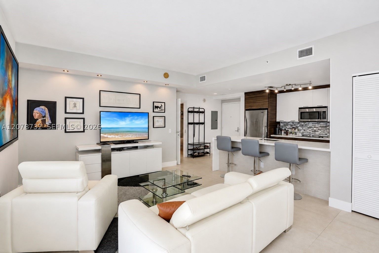 300 S Biscayne Blvd #T-1816 Miami, FL 33131