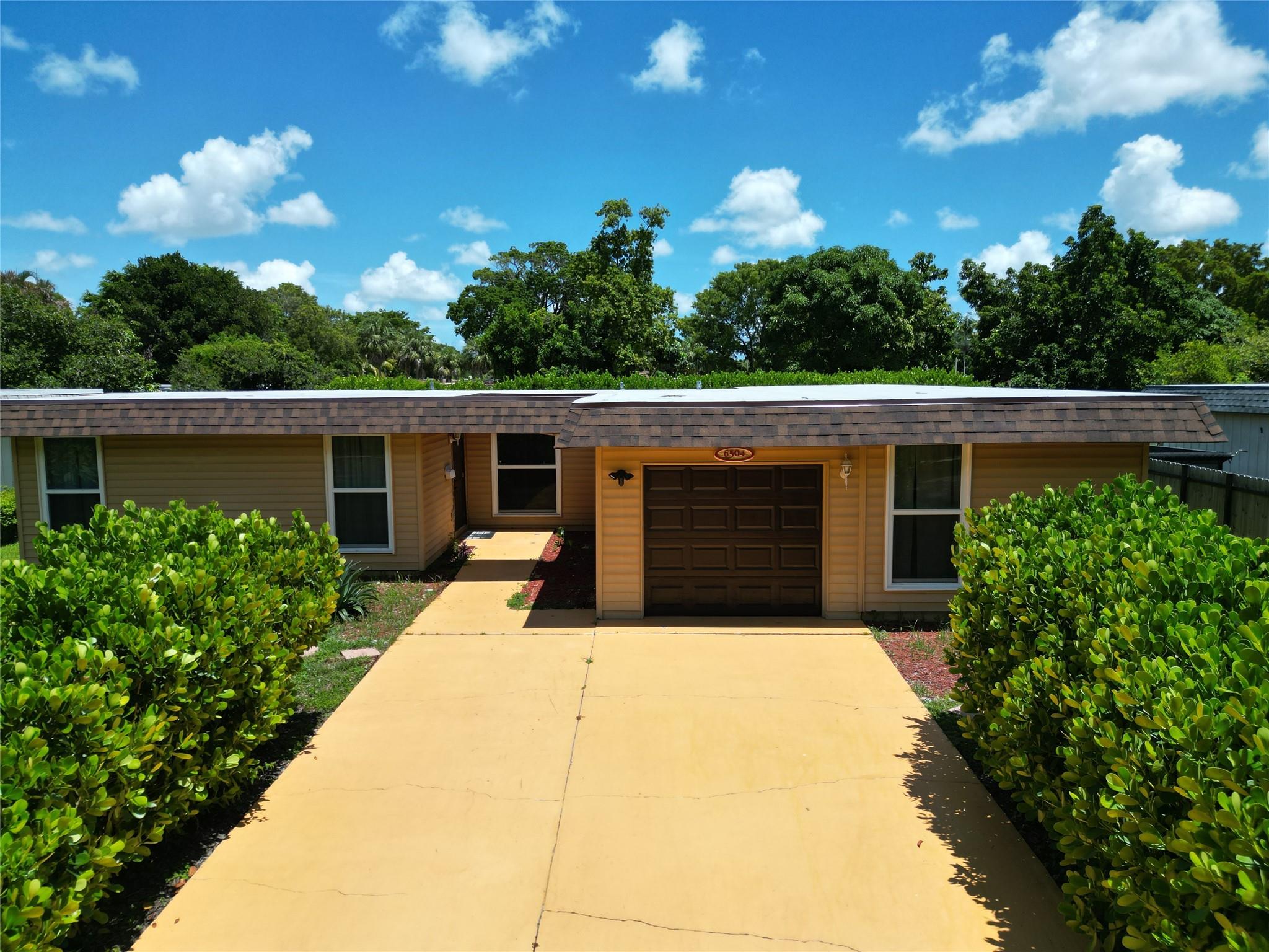 6504 NW 74th Ave