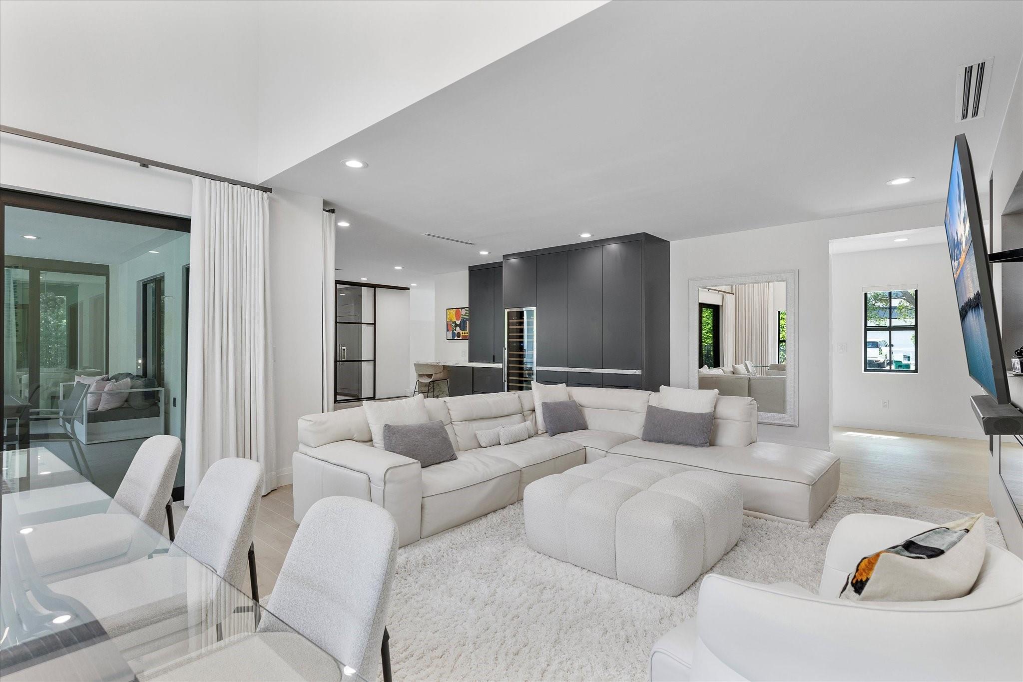 9 Tahoe Ln Sea Ranch Lakes, FL 33308