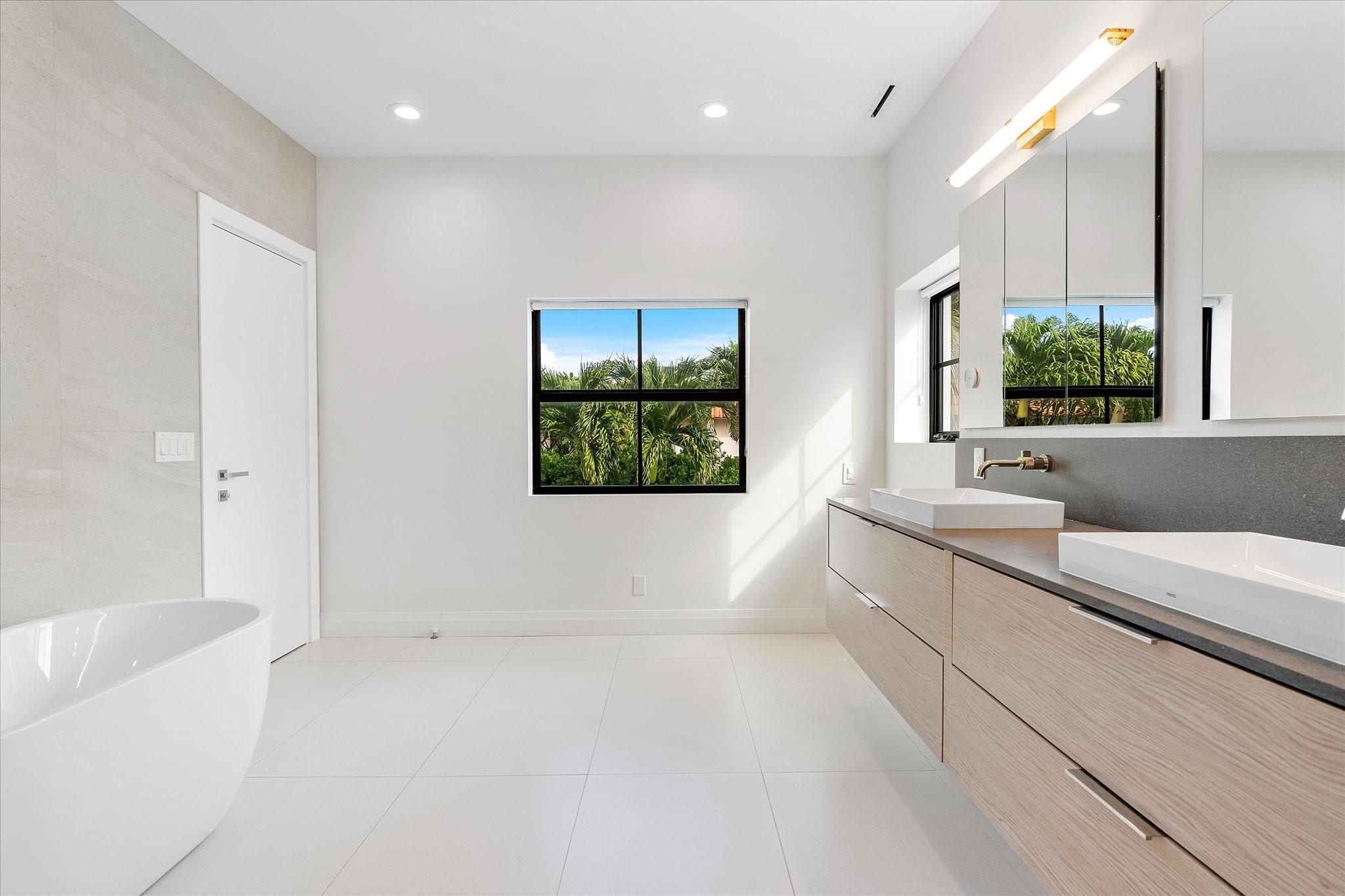 9 Tahoe Ln Sea Ranch Lakes, FL 33308