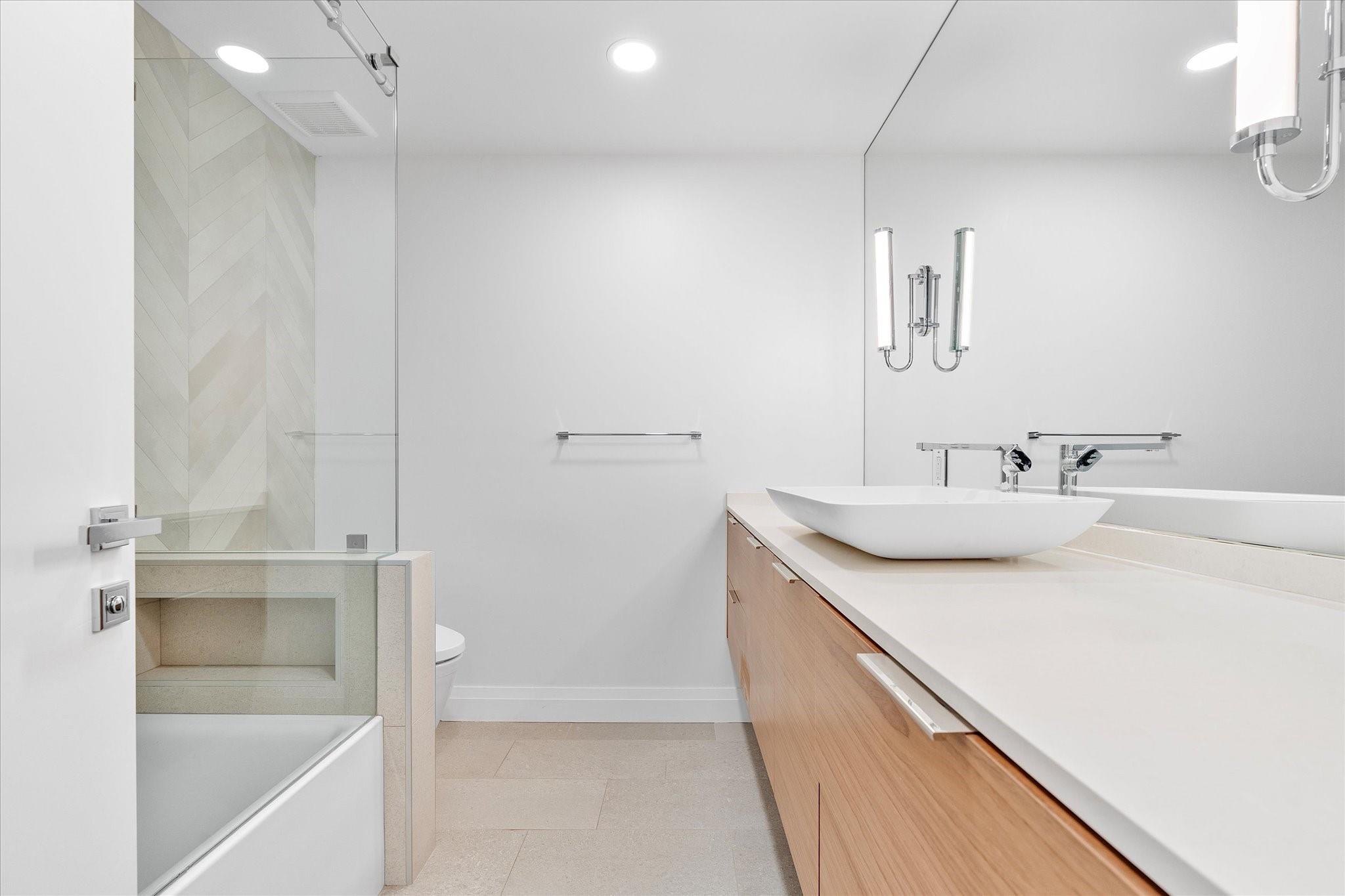 9 Tahoe Ln Sea Ranch Lakes, FL 33308