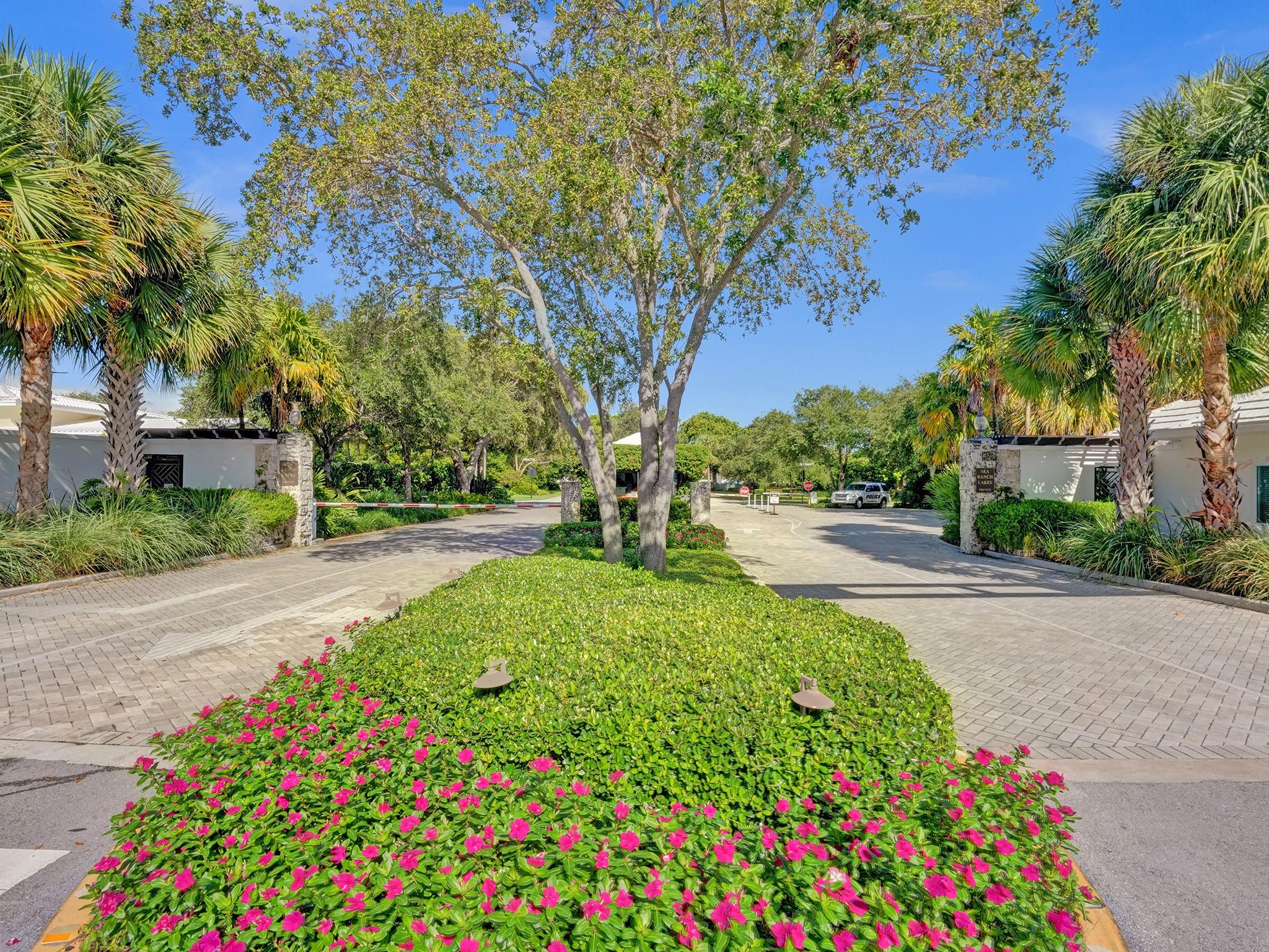 9 Tahoe Ln Sea Ranch Lakes, FL 33308