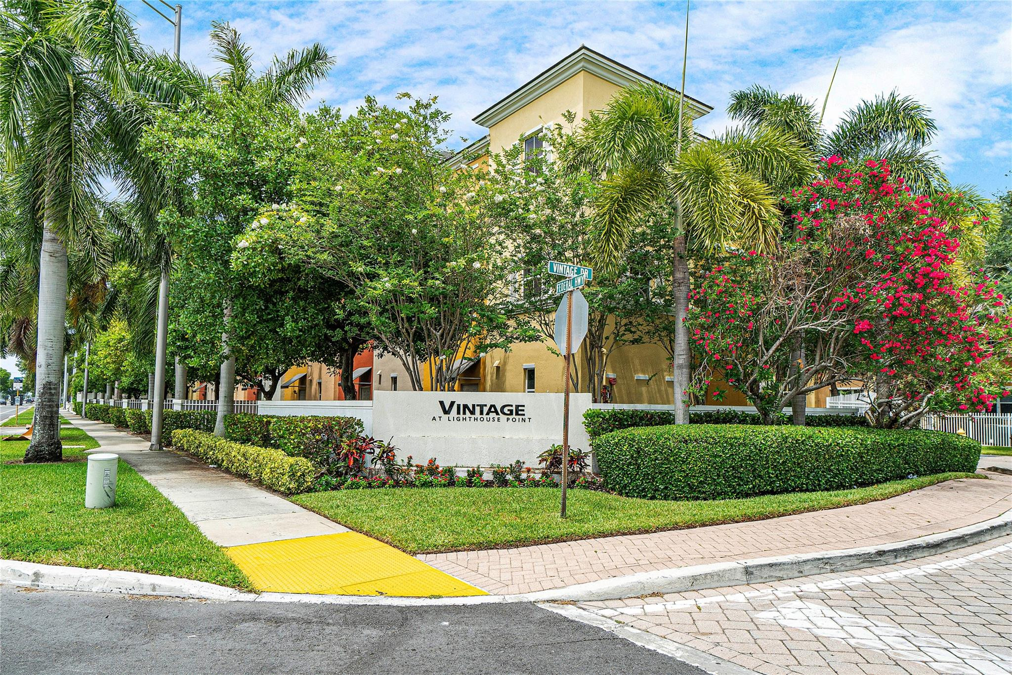 2381 Vintage Lighthouse Point, FL 33064