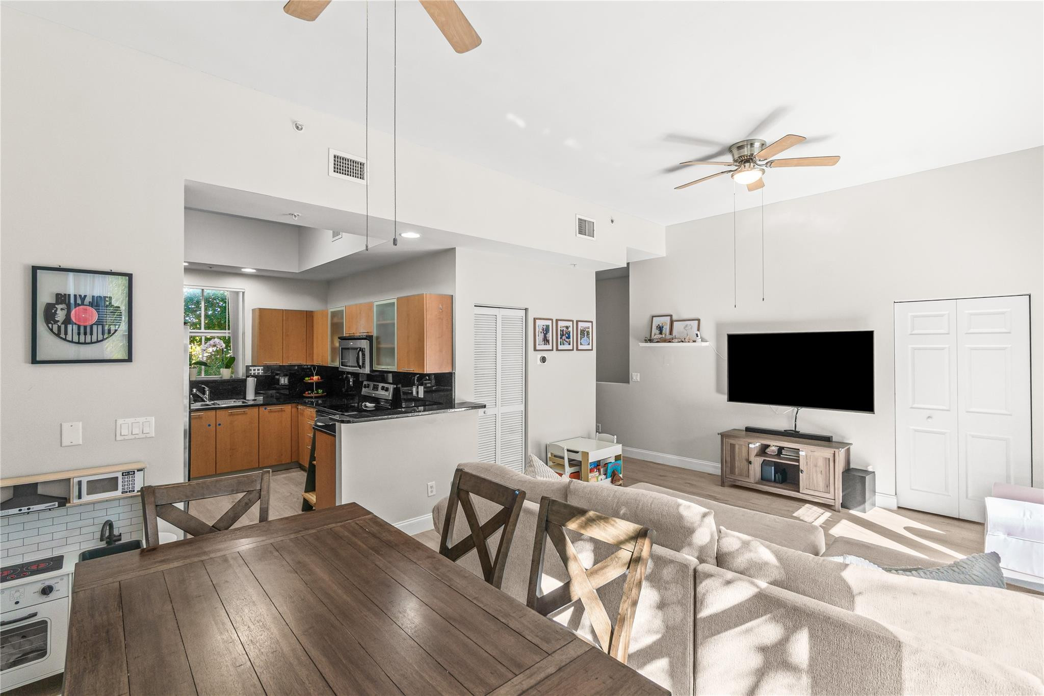 2381 Vintage Lighthouse Point, FL 33064