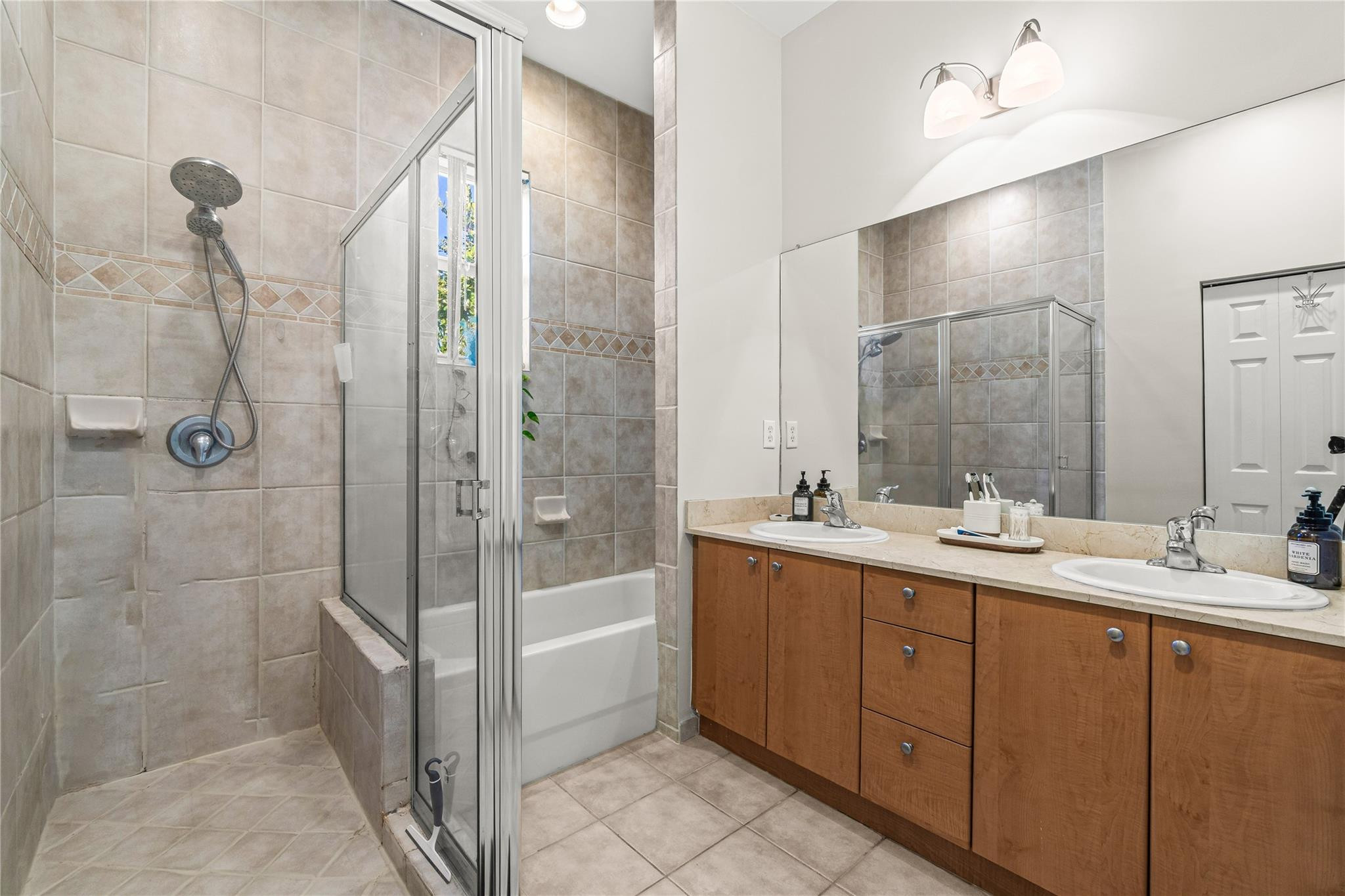 2381 Vintage Lighthouse Point, FL 33064