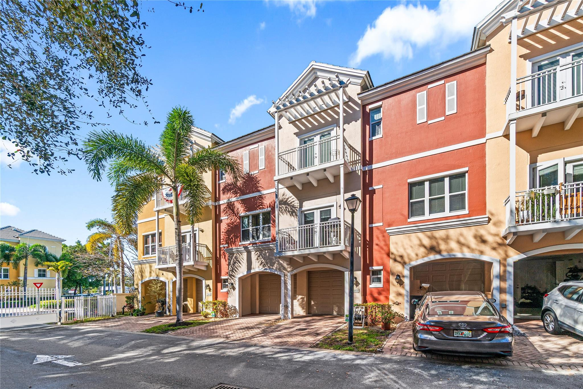 2381 Vintage Lighthouse Point, FL 33064