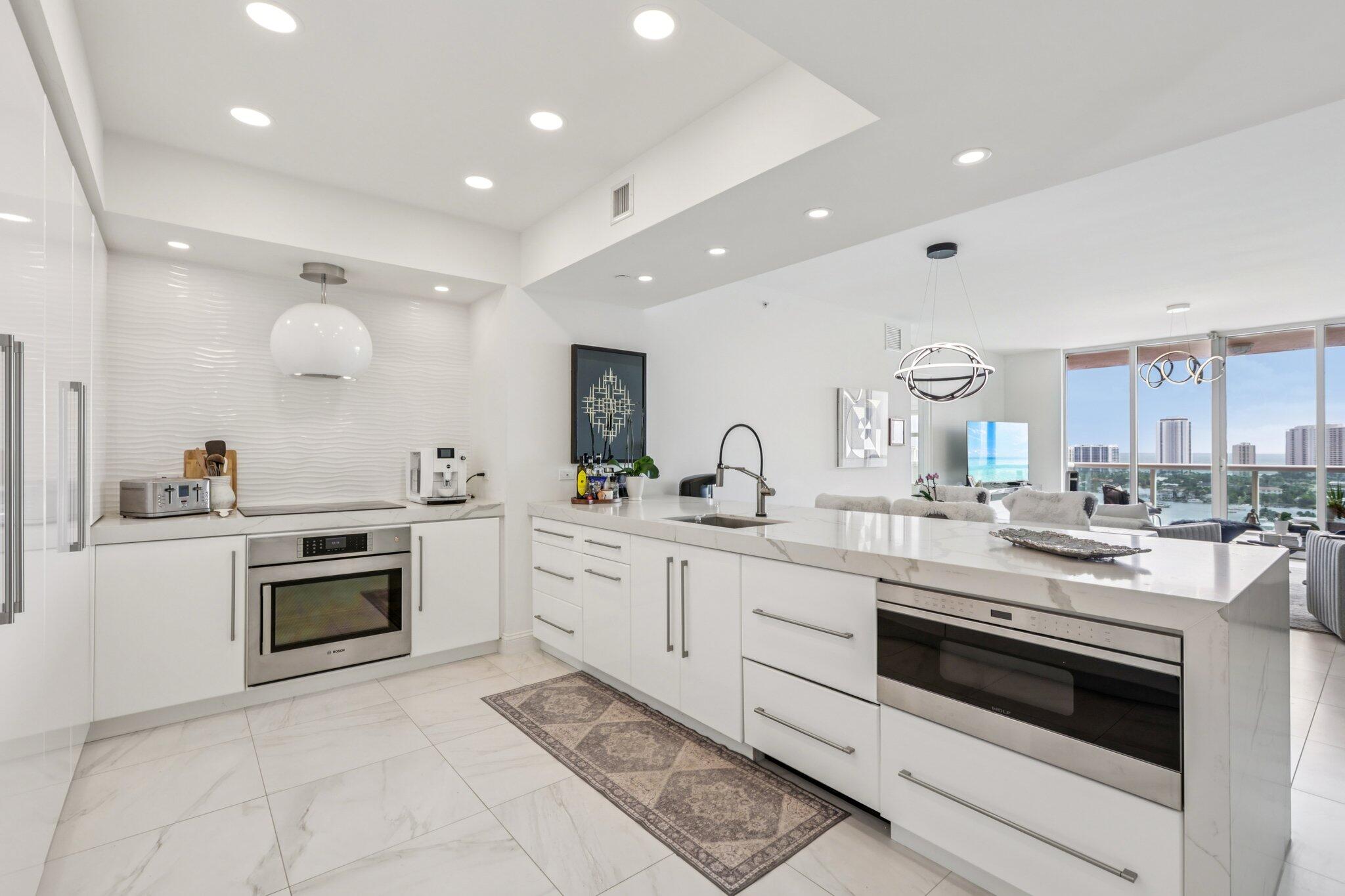 2640 Lake Shr #2008 Riviera Beach, FL 33404