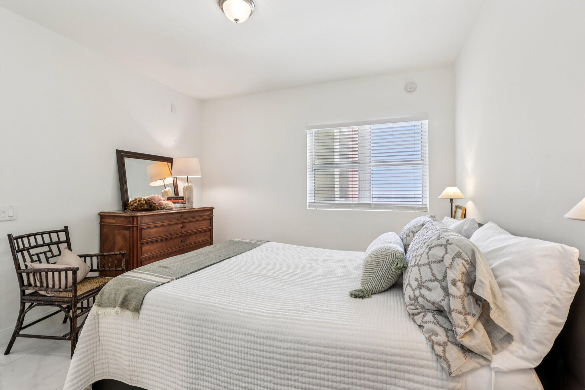 2640 Lake Shr #2008 Riviera Beach, FL 33404