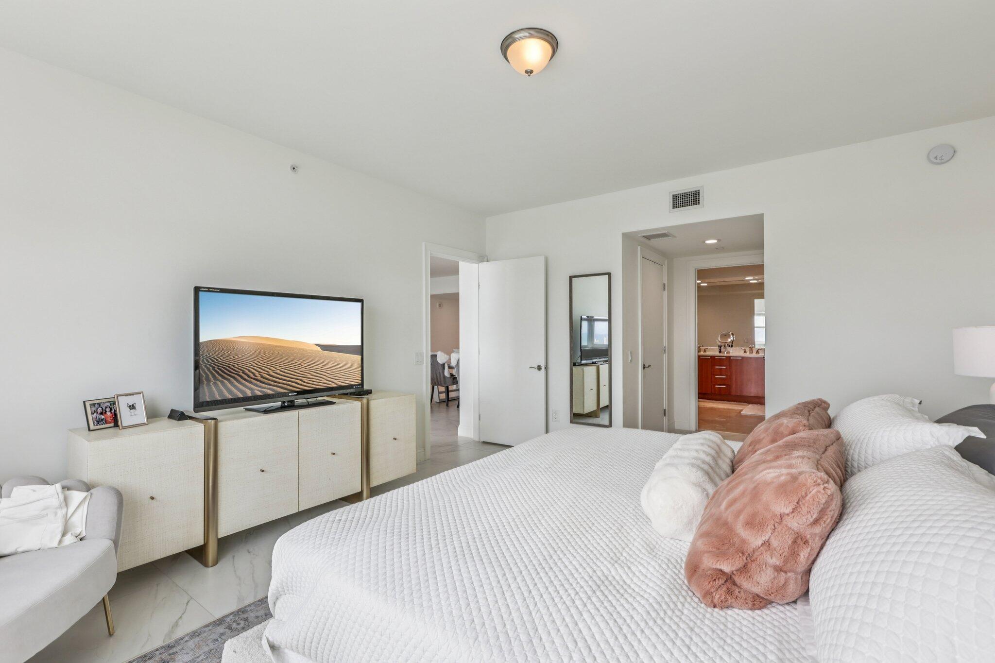 2640 Lake Shr #2008 Riviera Beach, FL 33404