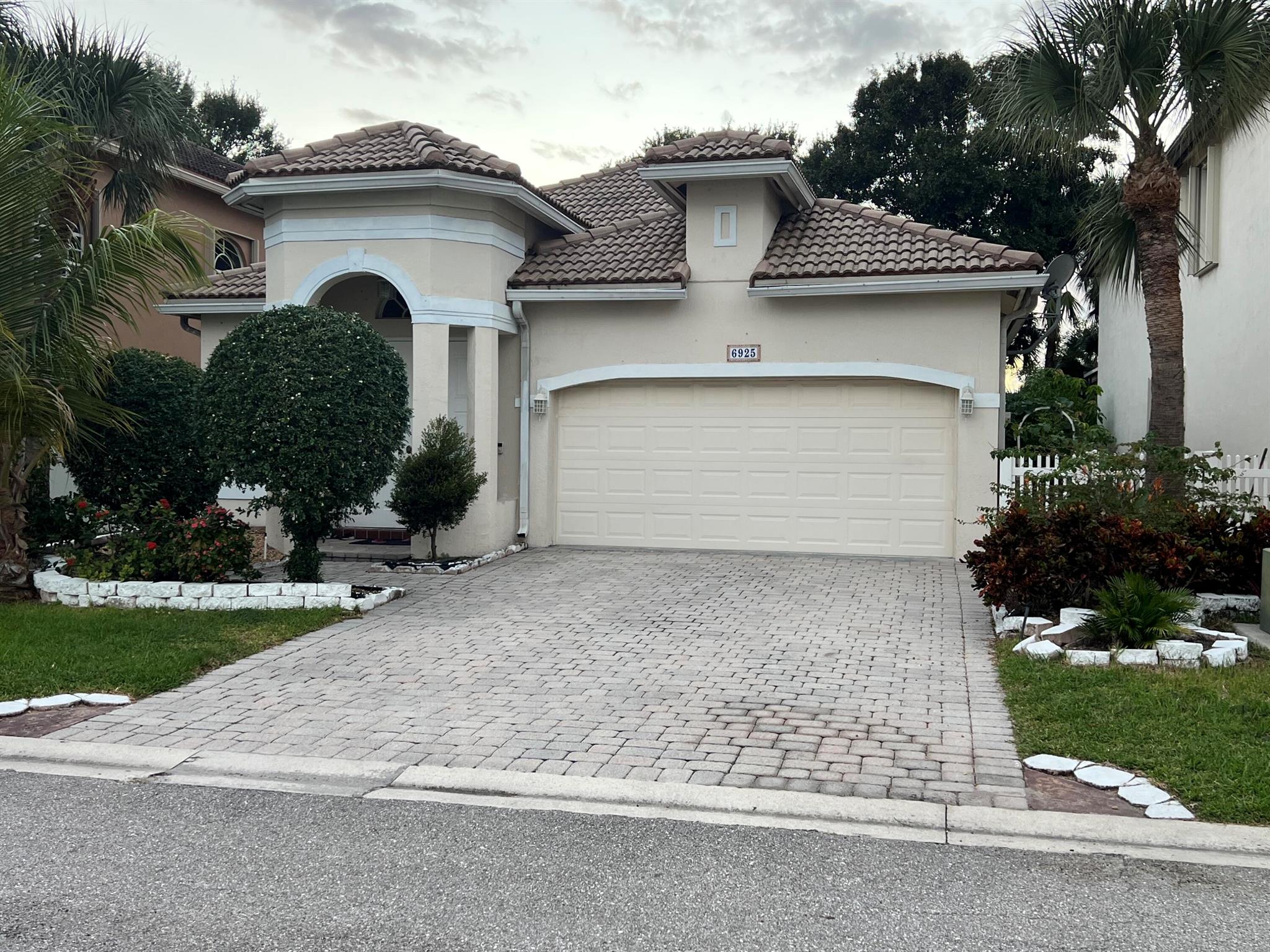 6925 Spider Lily Ln