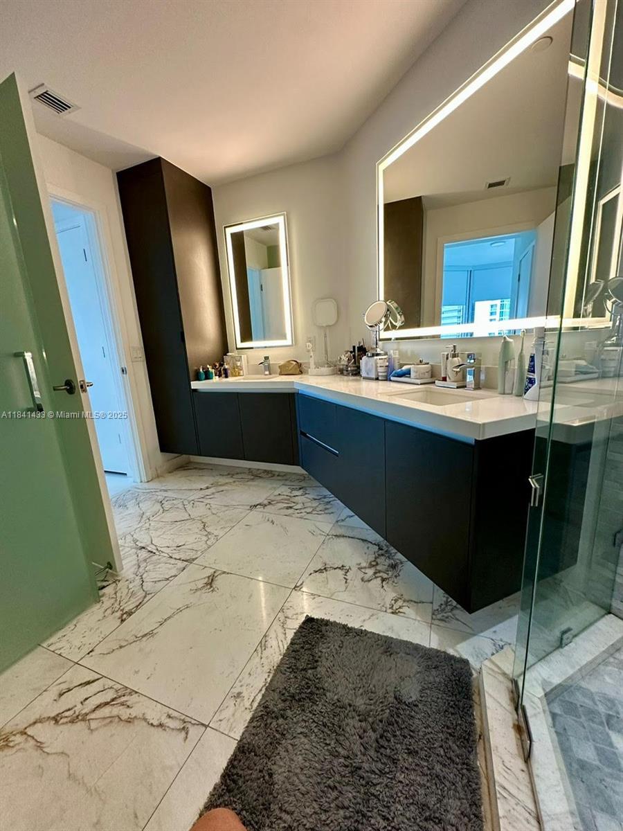 image Paramount Miami Worldcent3