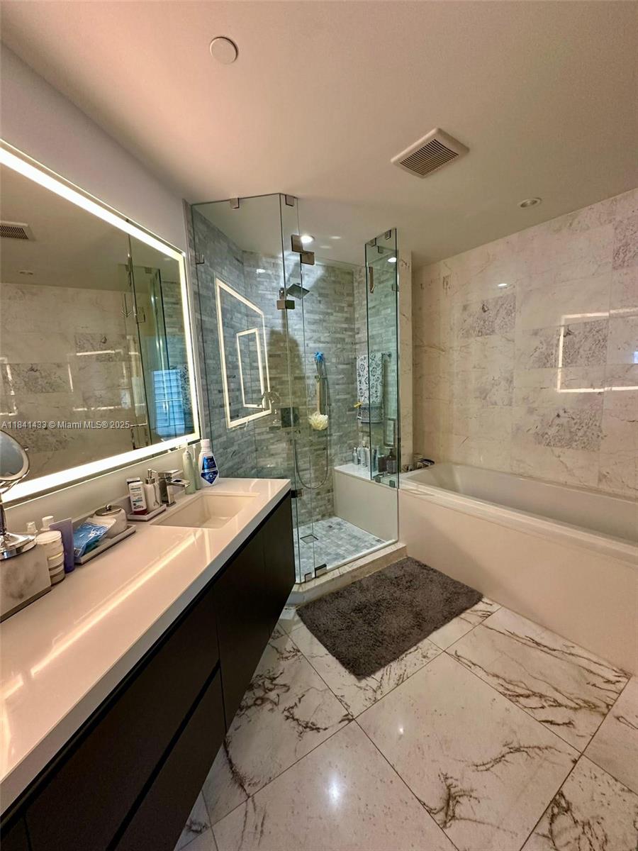 image Paramount Miami Worldcent4