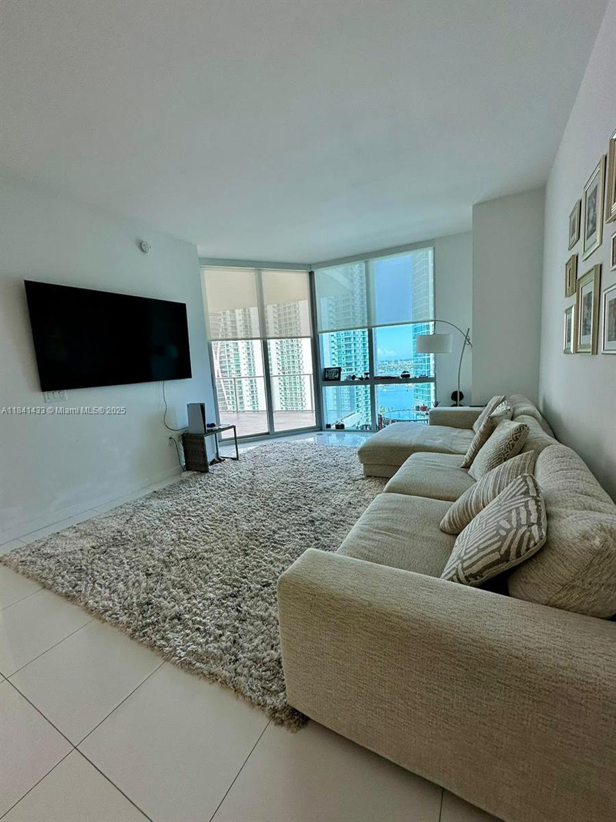 image Paramount Miami Worldcent7