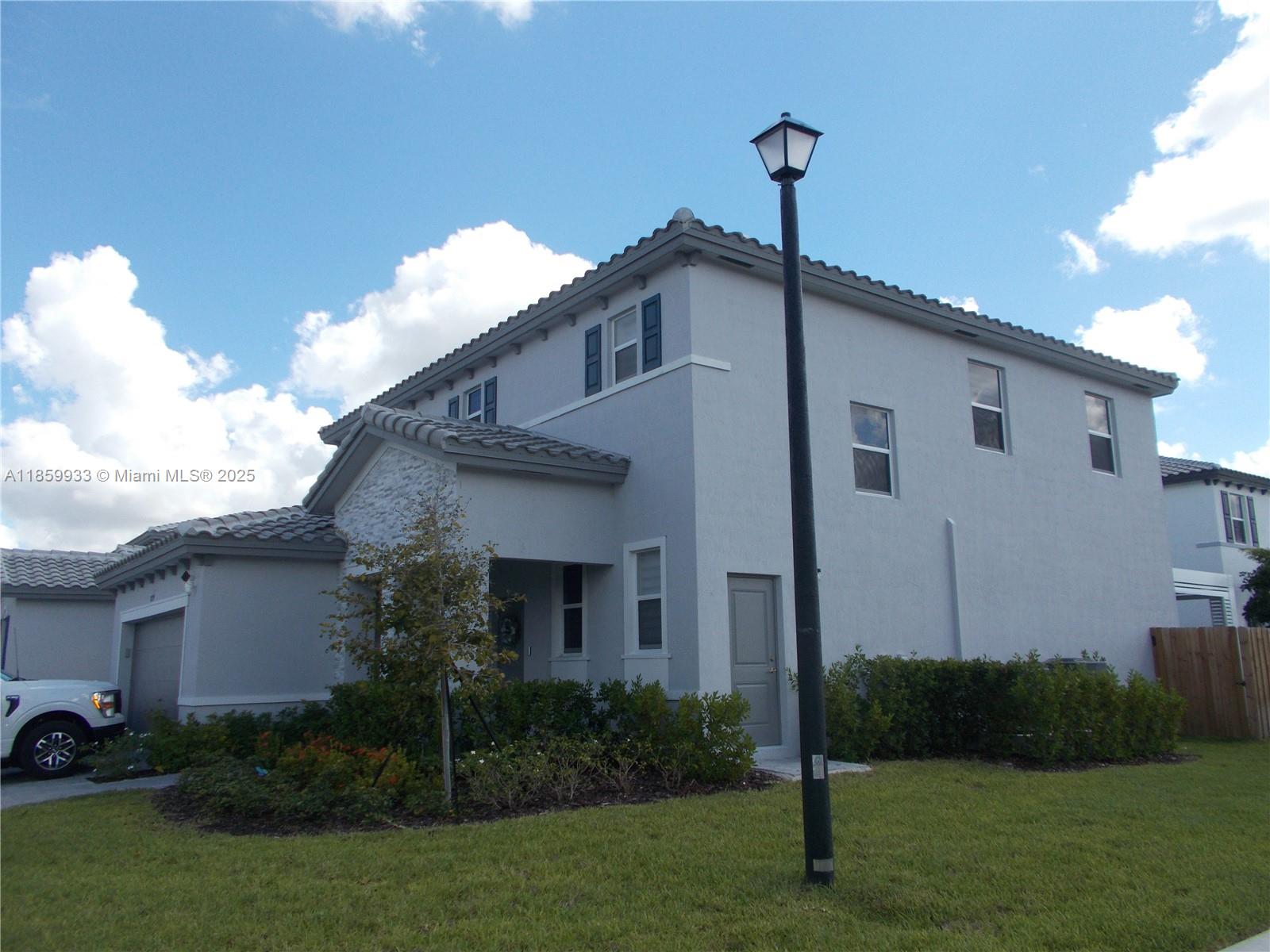 879 SE 26th Ter