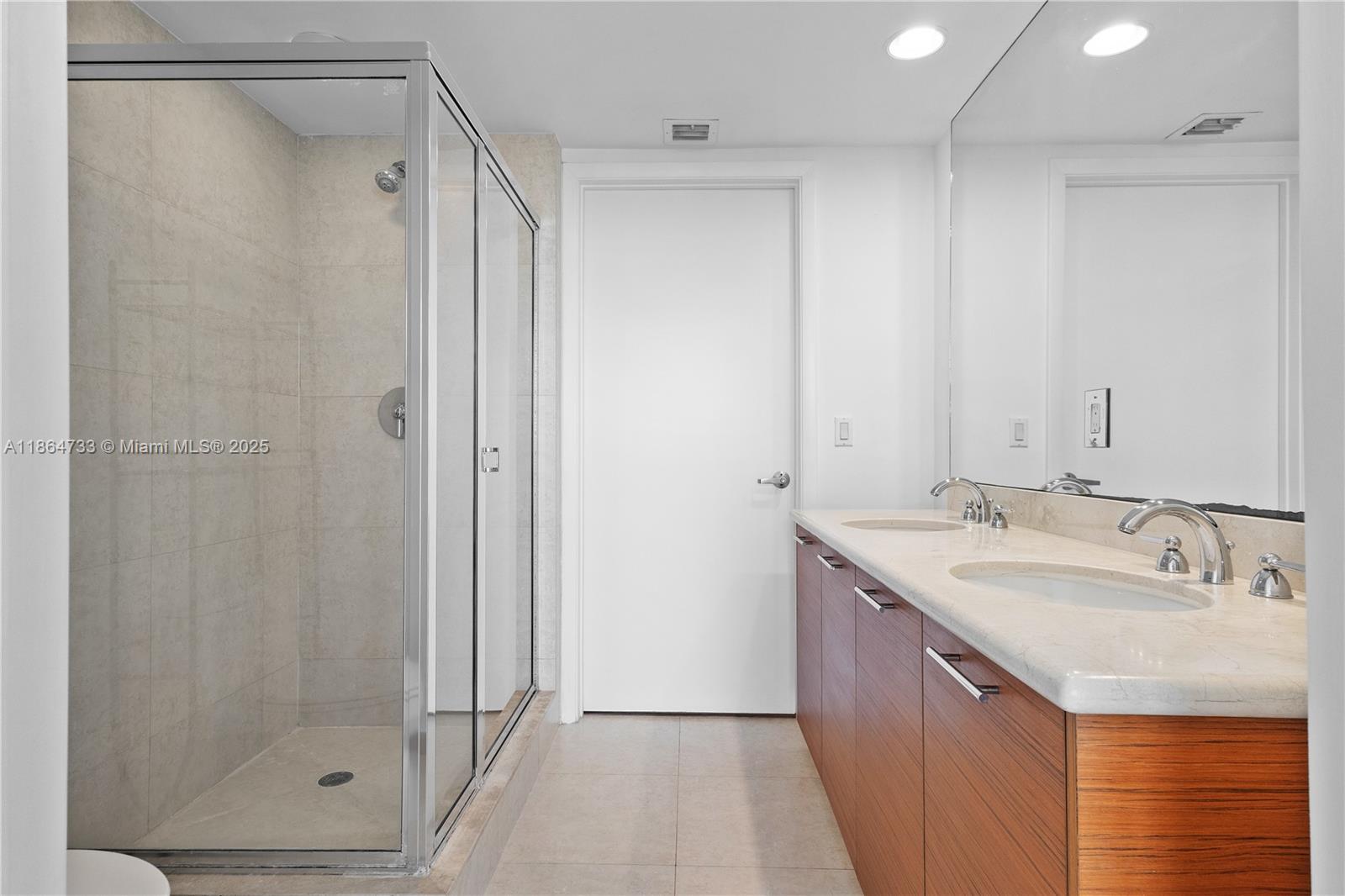 image 50 Biscayne Condo17