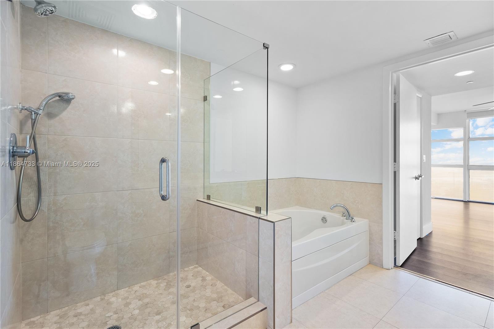 image 50 Biscayne Condo18
