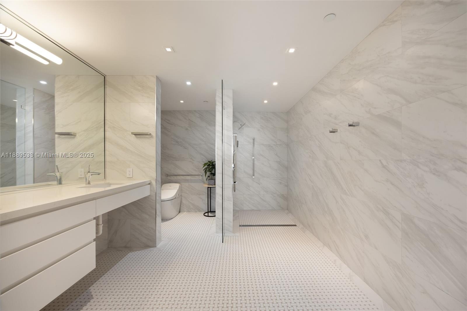 1000 S Pointe Dr #703 Miami Beach, FL 33139