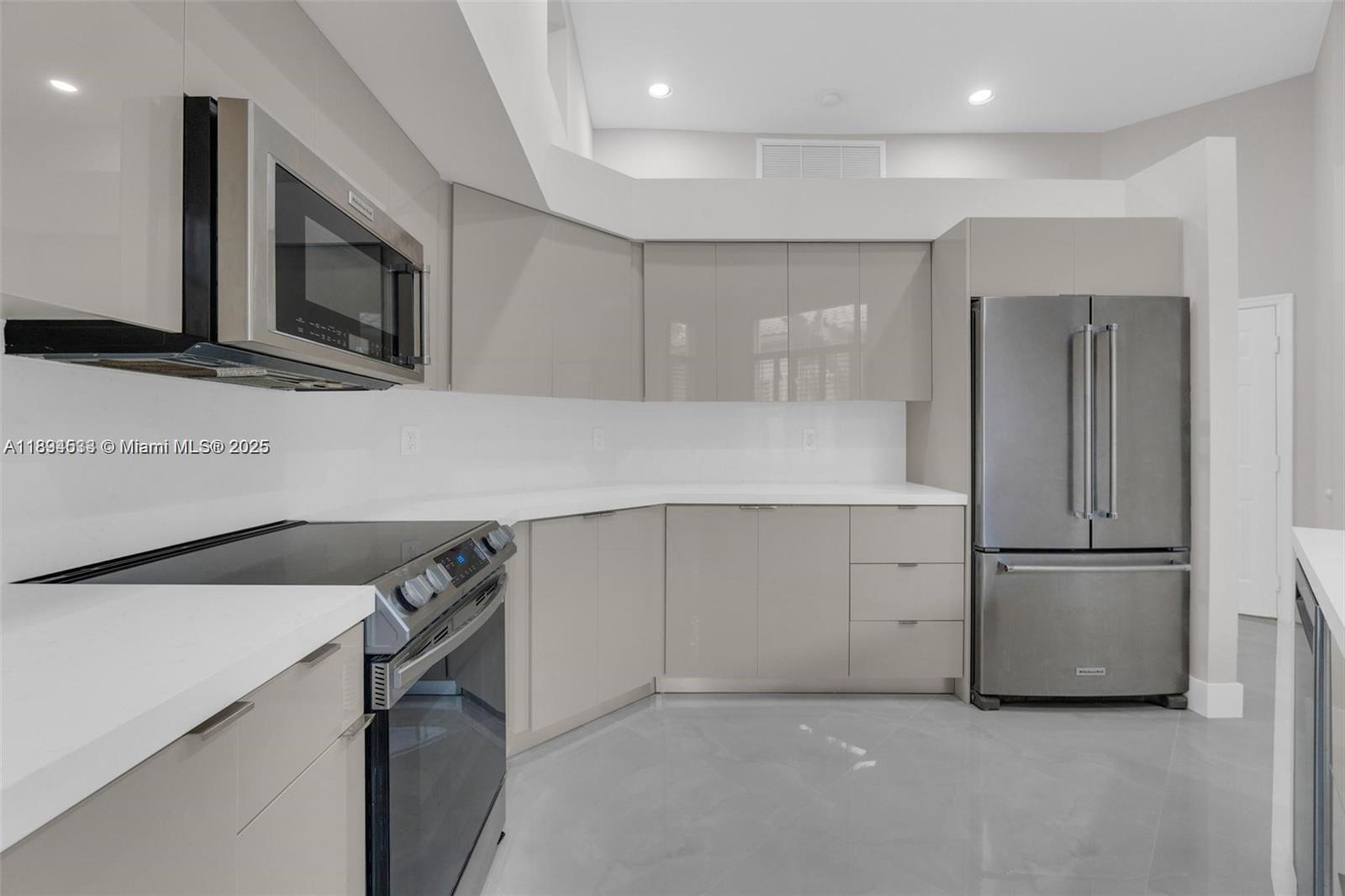 2553 Bay Pointe Dr
