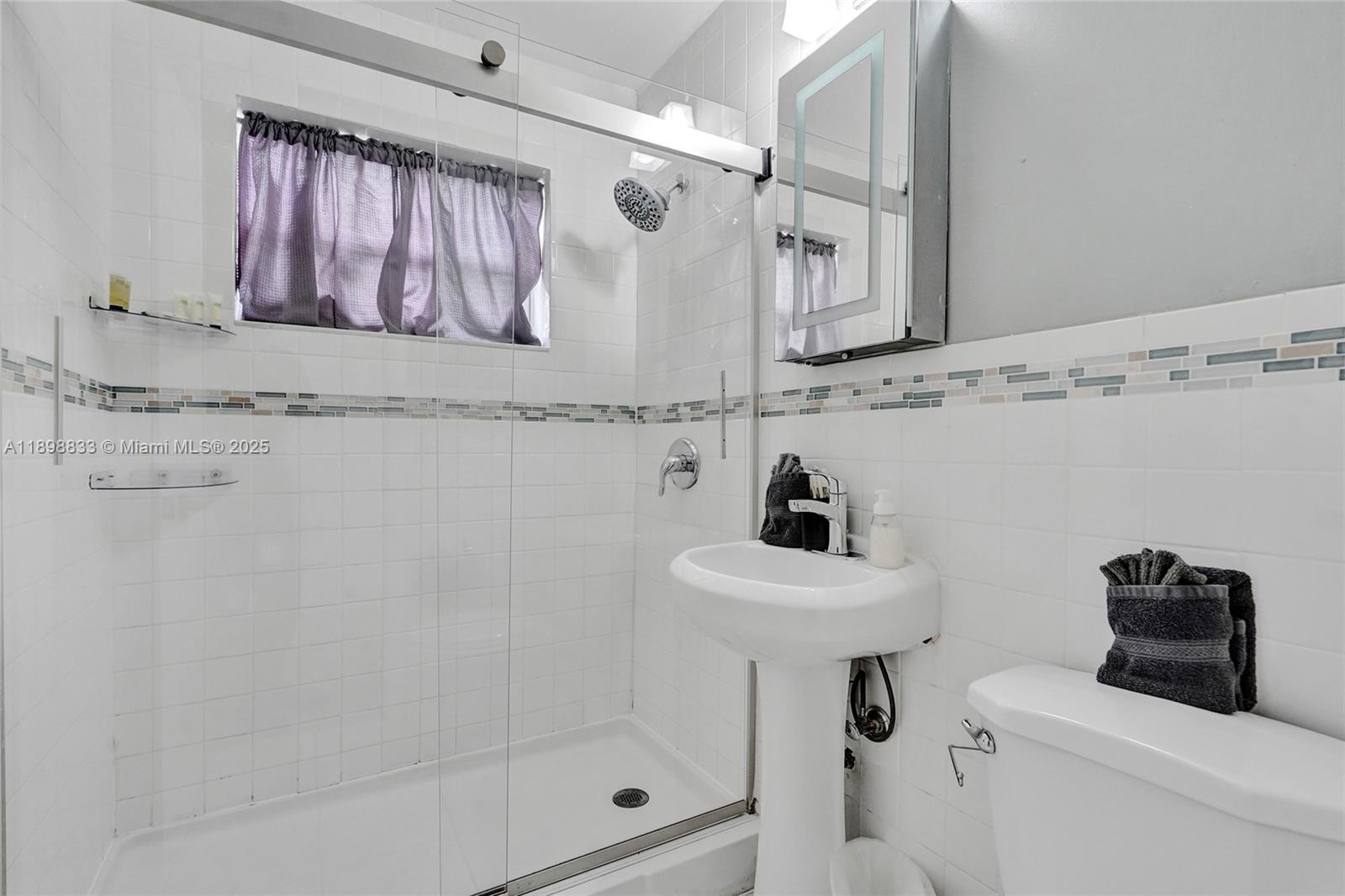 1124 NE 6th St Hallandale Beach, FL 33009