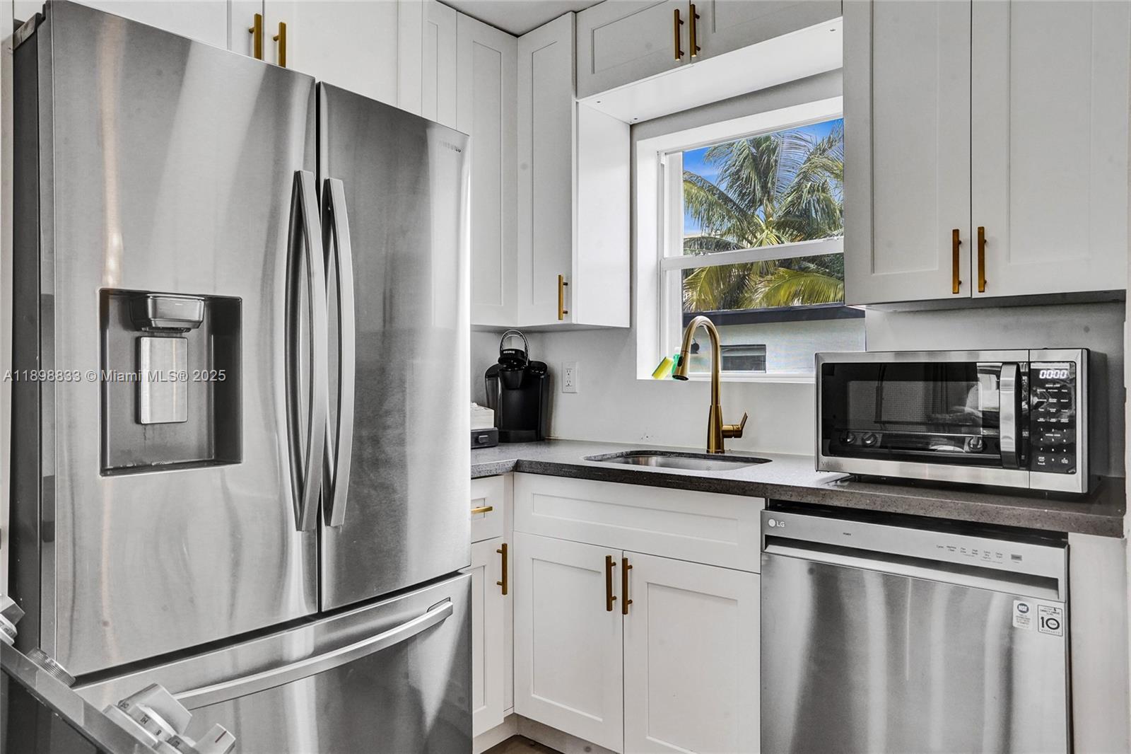 1124 NE 6th St Hallandale Beach, FL 33009