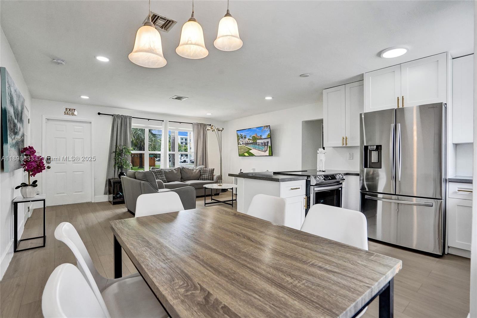 1124 NE 6th St Hallandale Beach, FL 33009