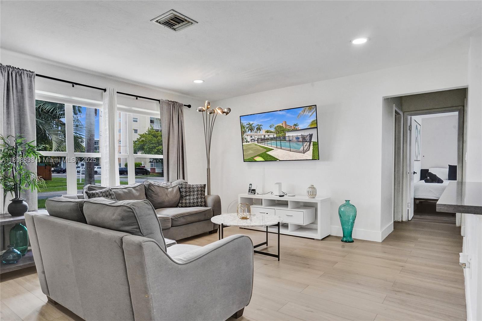 1124 NE 6th St Hallandale Beach, FL 33009