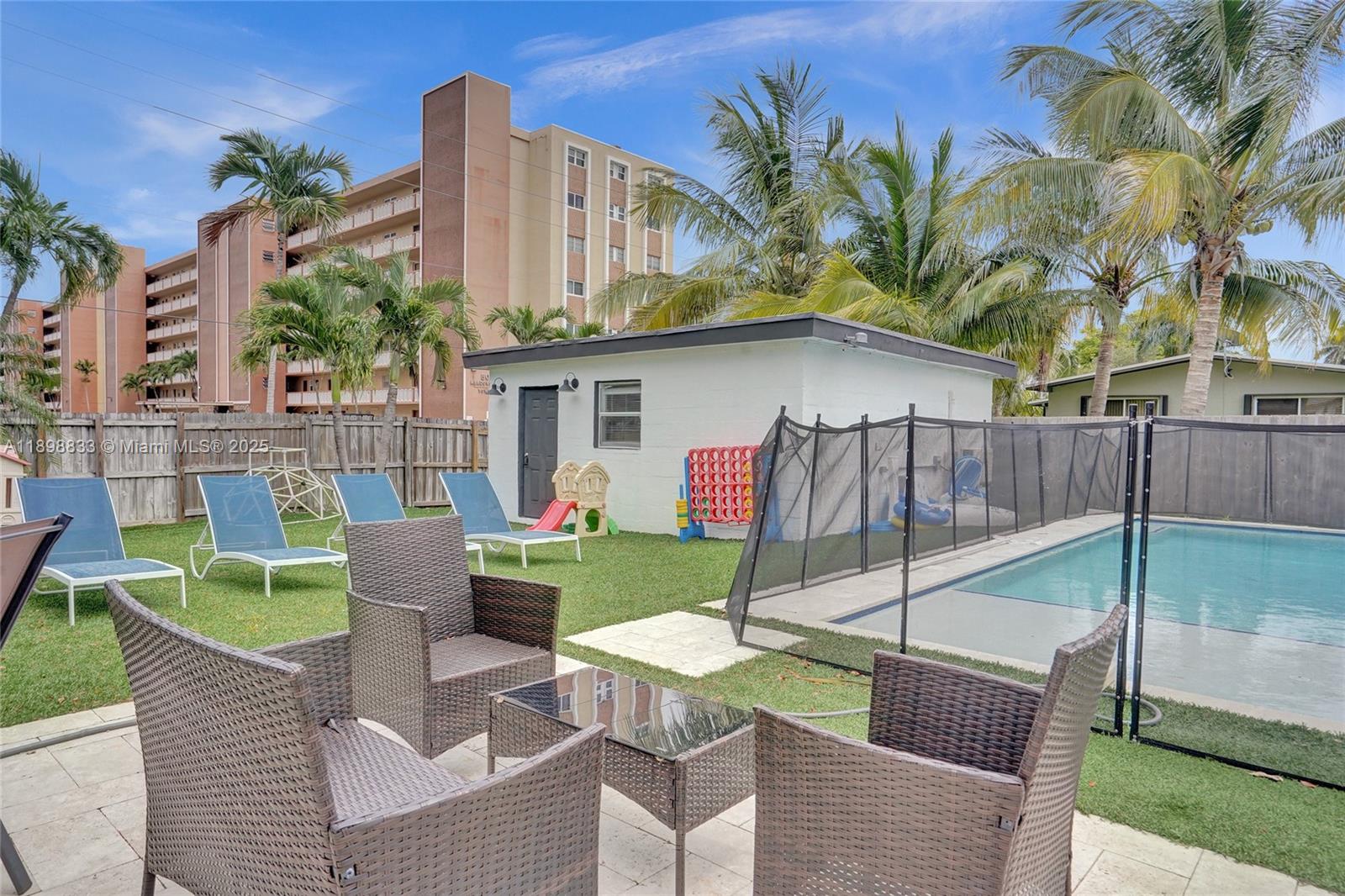 1124 NE 6th St Hallandale Beach, FL 33009