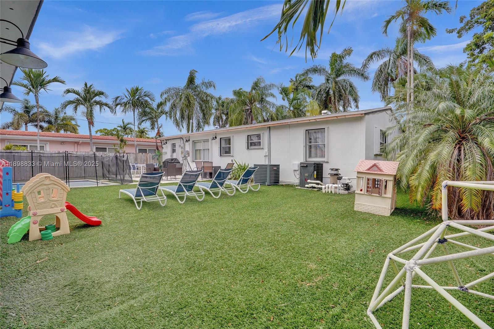 1124 NE 6th St Hallandale Beach, FL 33009