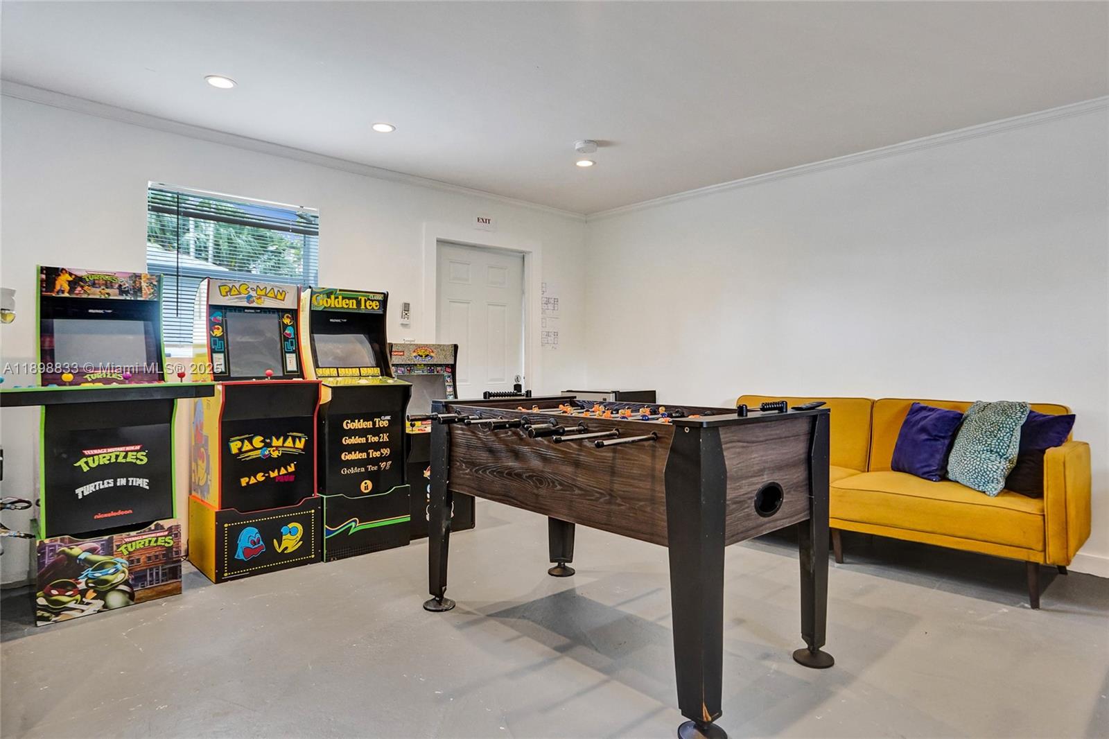 1124 NE 6th St Hallandale Beach, FL 33009