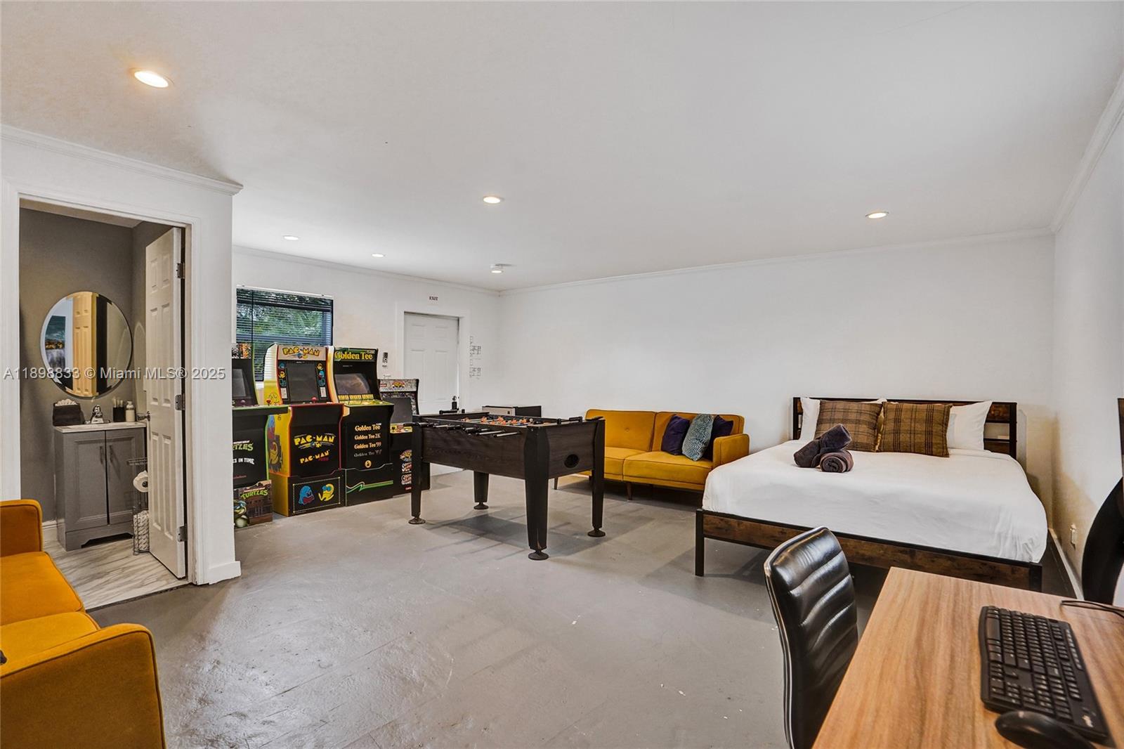 1124 NE 6th St Hallandale Beach, FL 33009