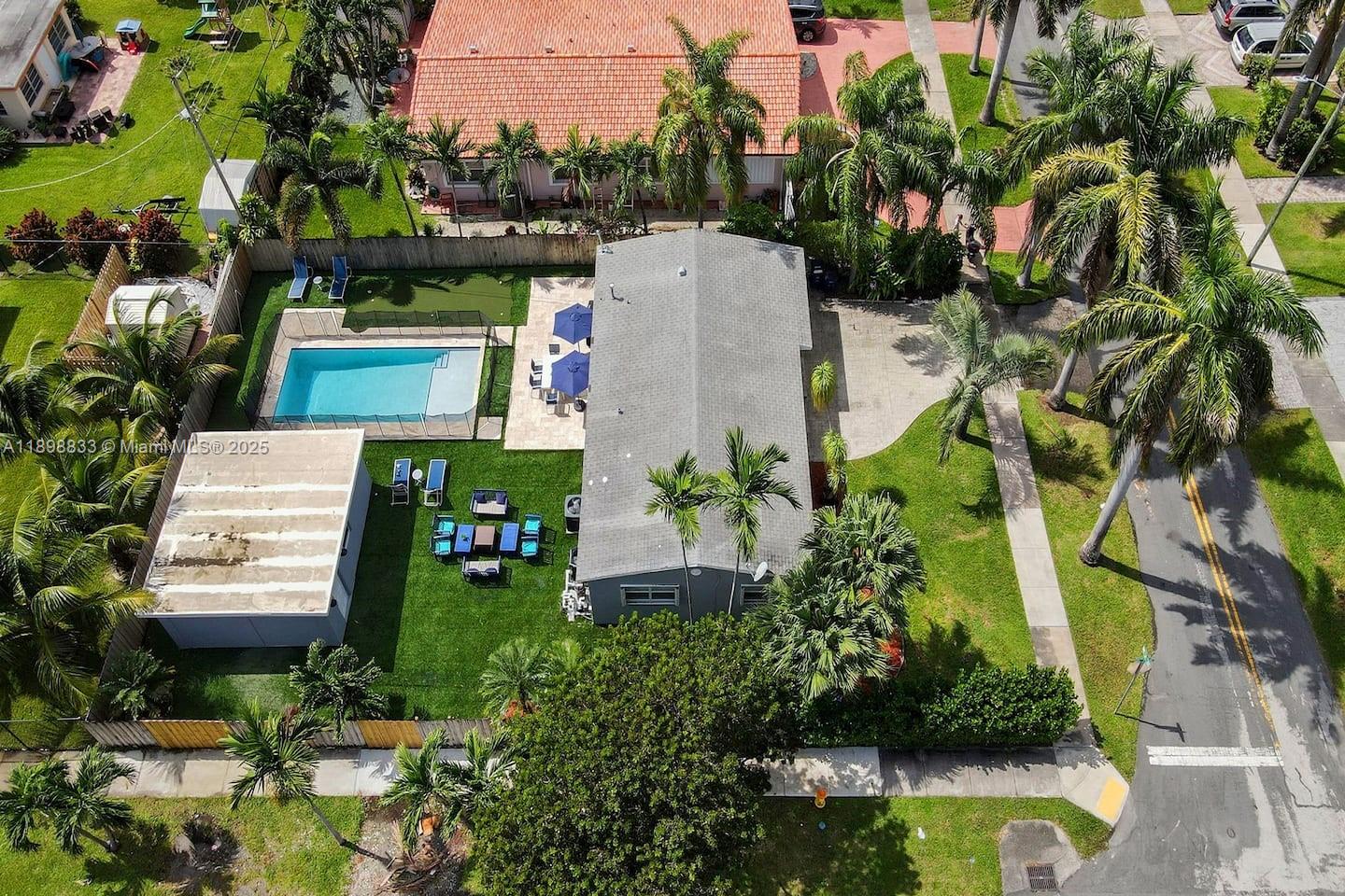 1124 NE 6th St Hallandale Beach, FL 33009