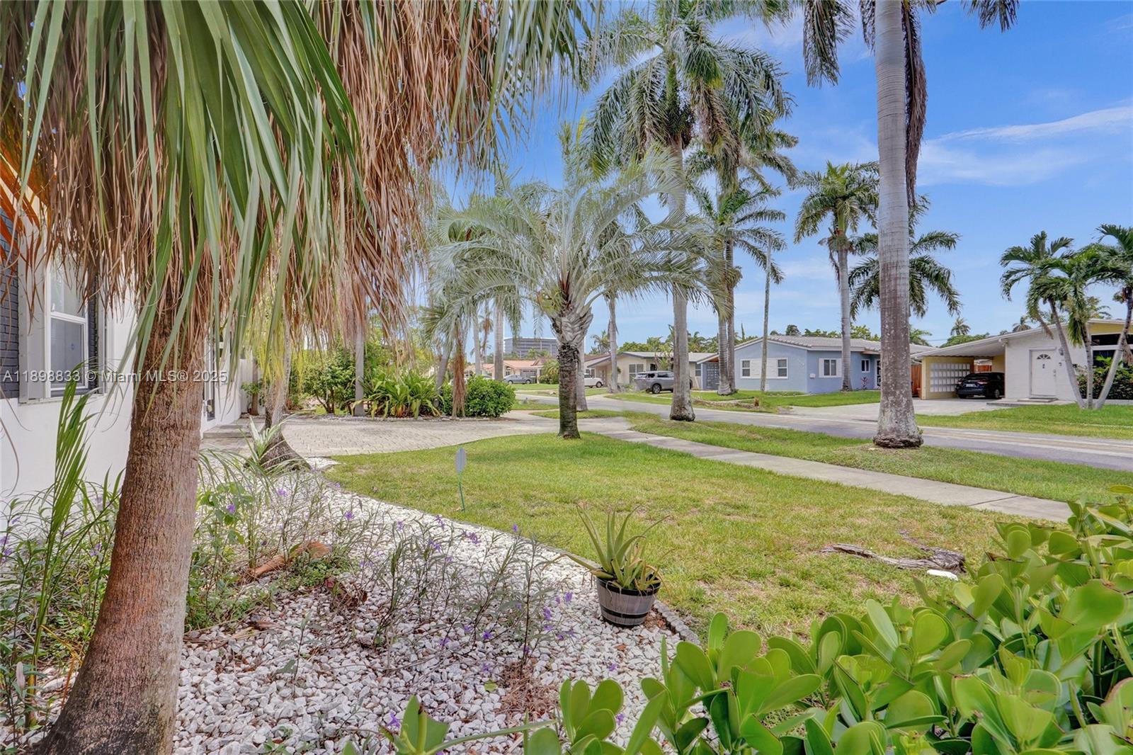 1124 NE 6th St Hallandale Beach, FL 33009