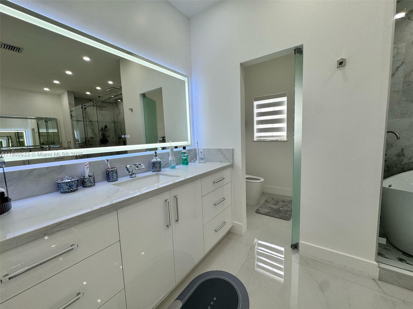 8521 NW 162nd St Miami Lakes, FL 33016