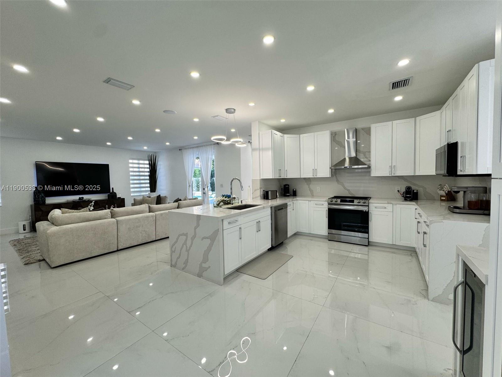 8521 NW 162nd St Miami Lakes, FL 33016