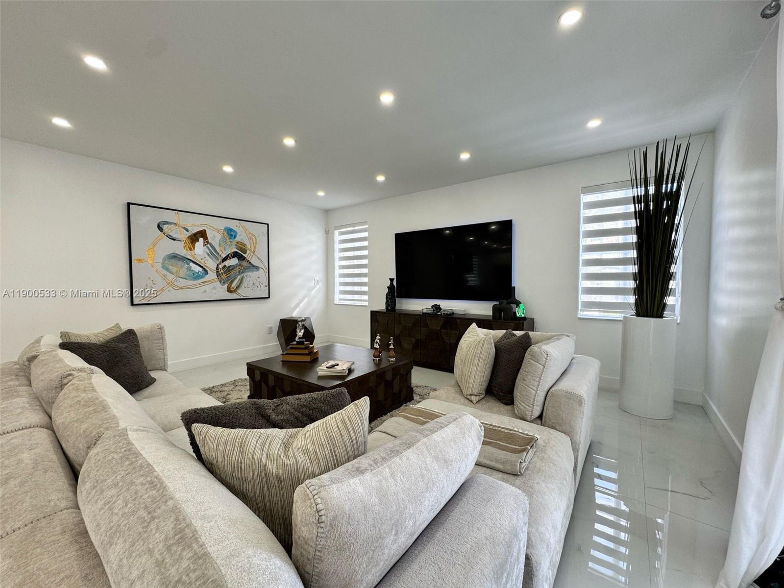 8521 NW 162nd St Miami Lakes, FL 33016