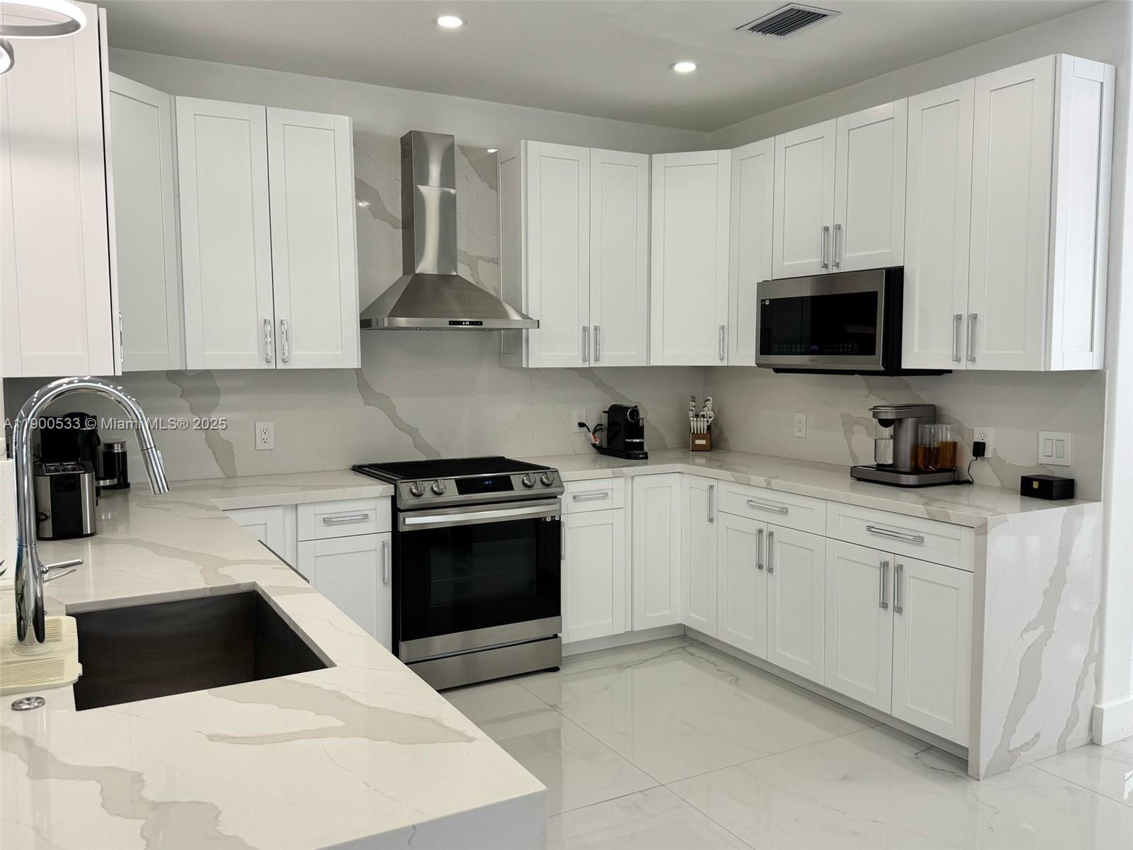 8521 NW 162nd St Miami Lakes, FL 33016