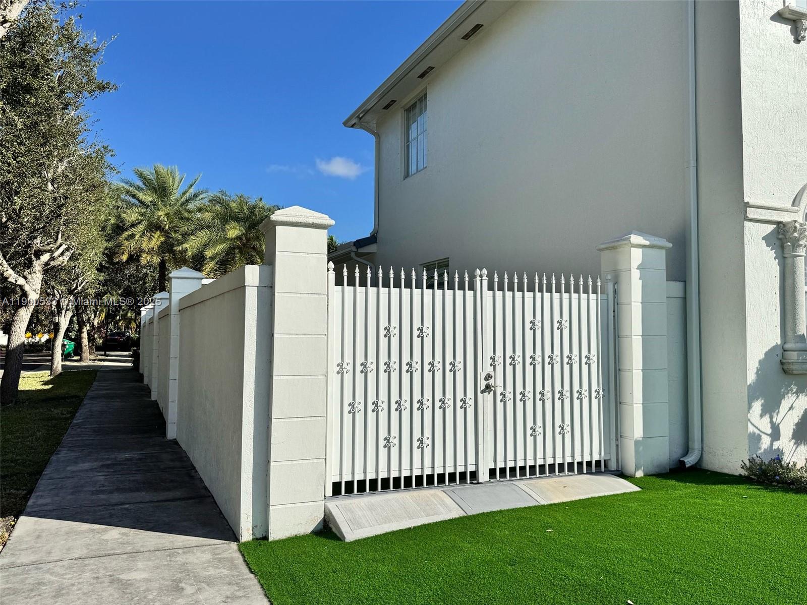 8521 NW 162nd St Miami Lakes, FL 33016