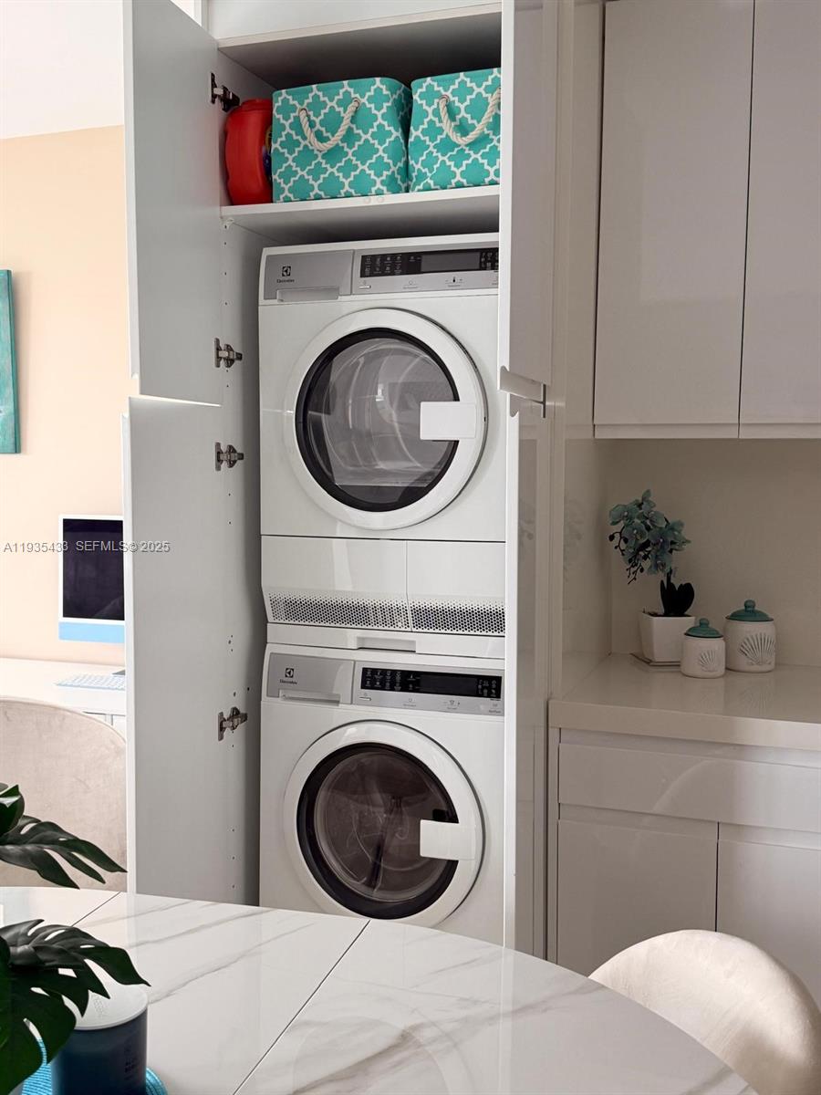 465 Ocean Dr #1008 Miami Beach, FL 33139