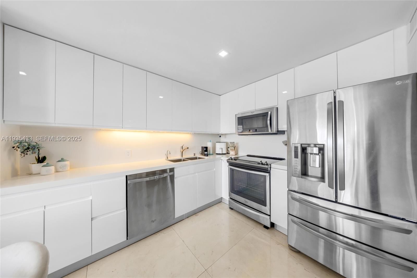 465 Ocean Dr #1008 Miami Beach, FL 33139