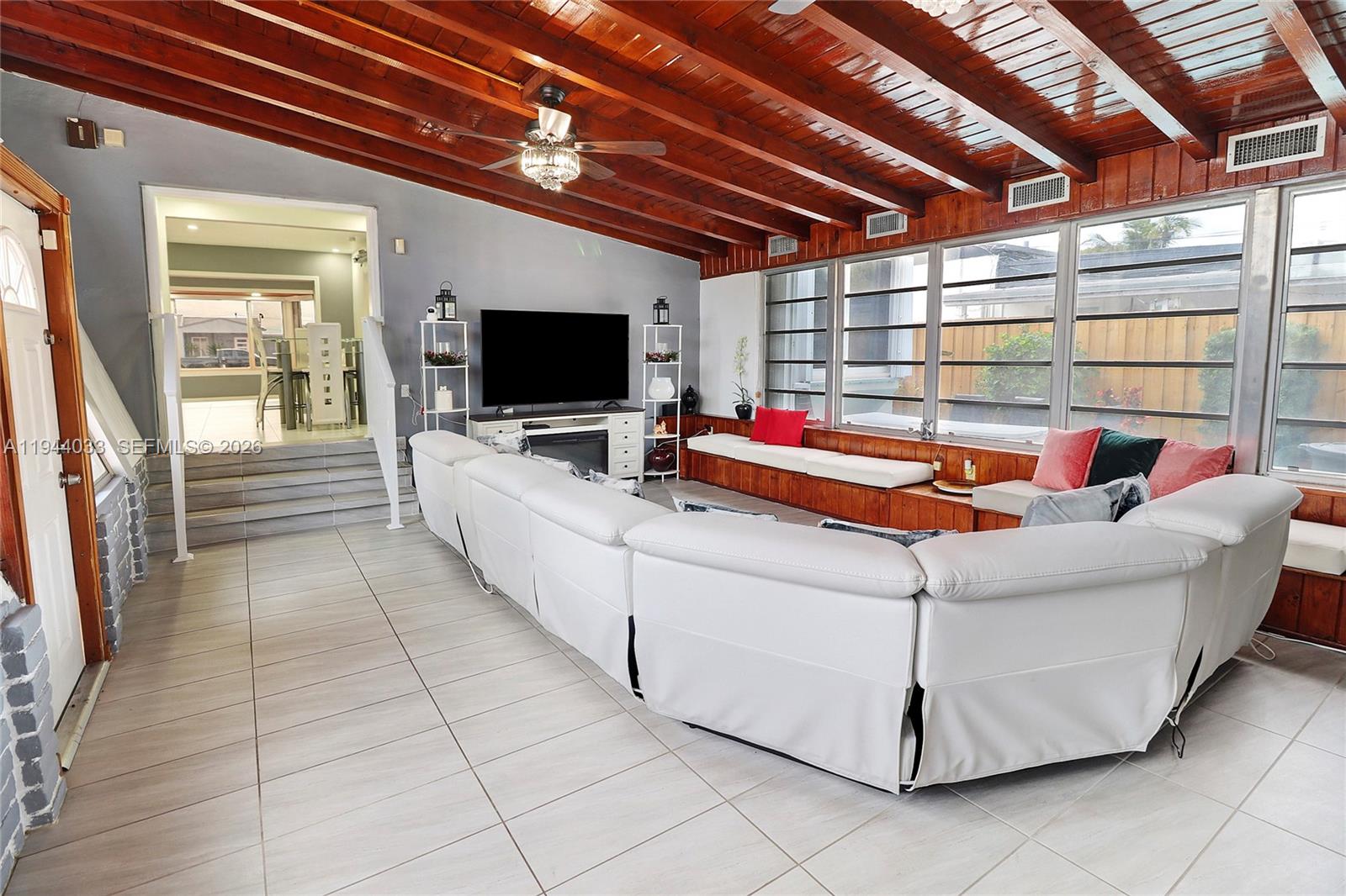 591 SE 5th St Hialeah, FL 33010