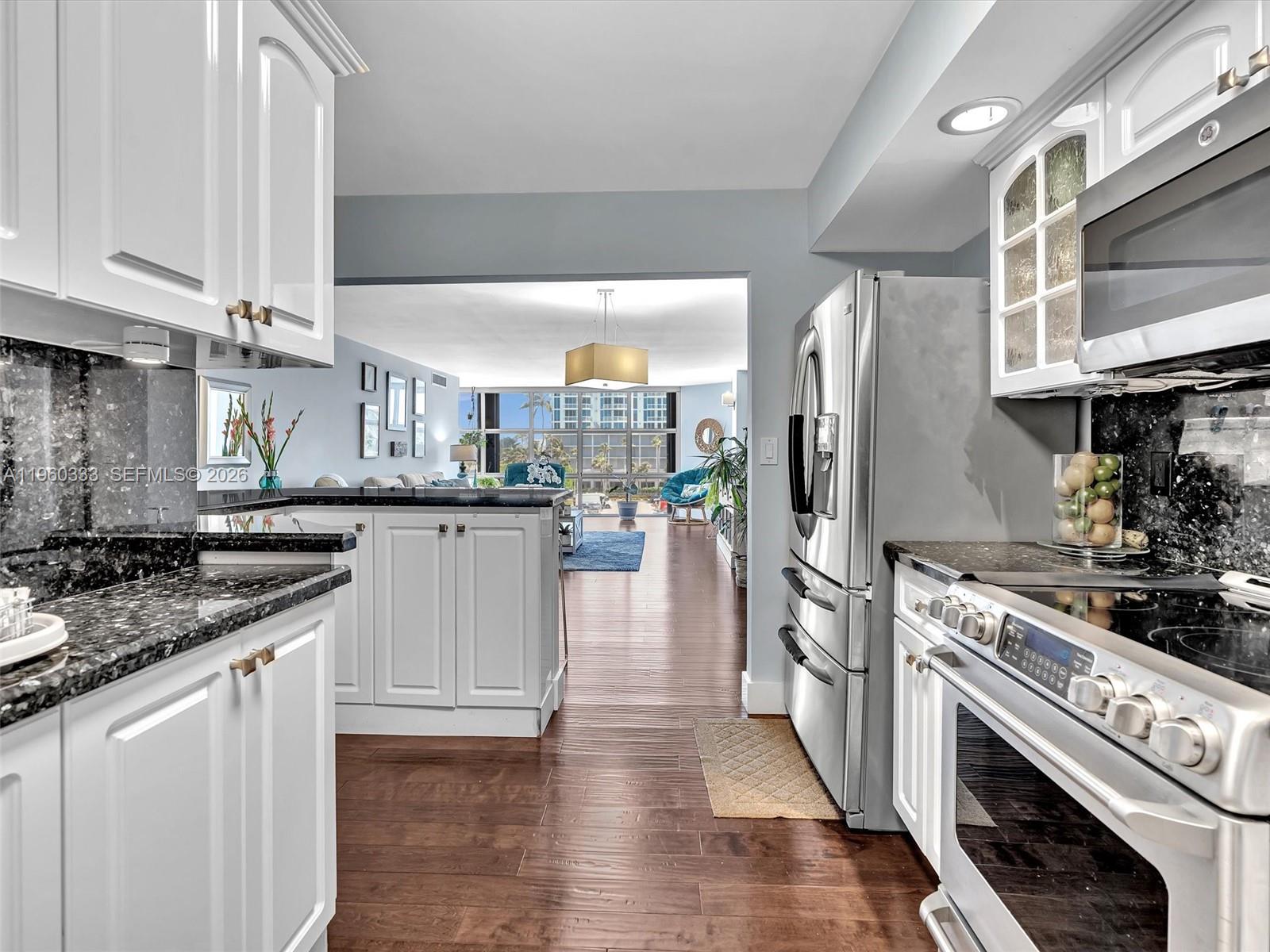 6423 Collins Ave #409 Miami Beach, FL 33141