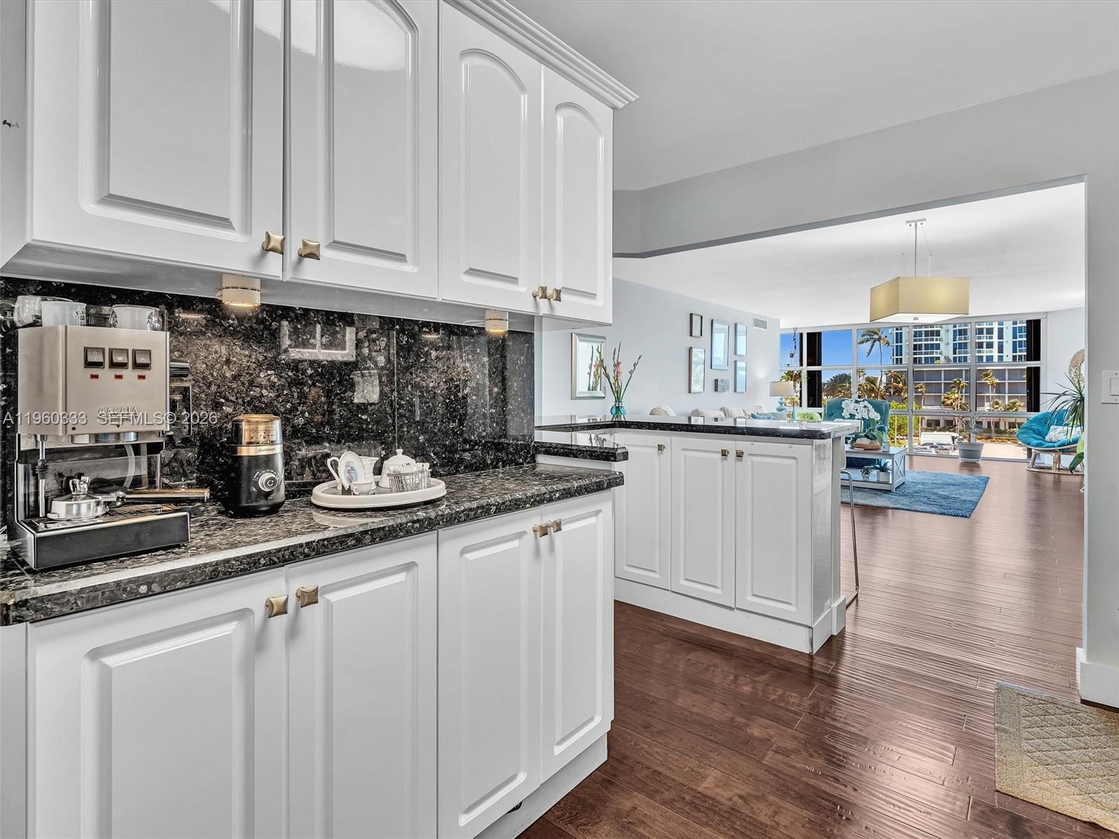 6423 Collins Ave #409 Miami Beach, FL 33141