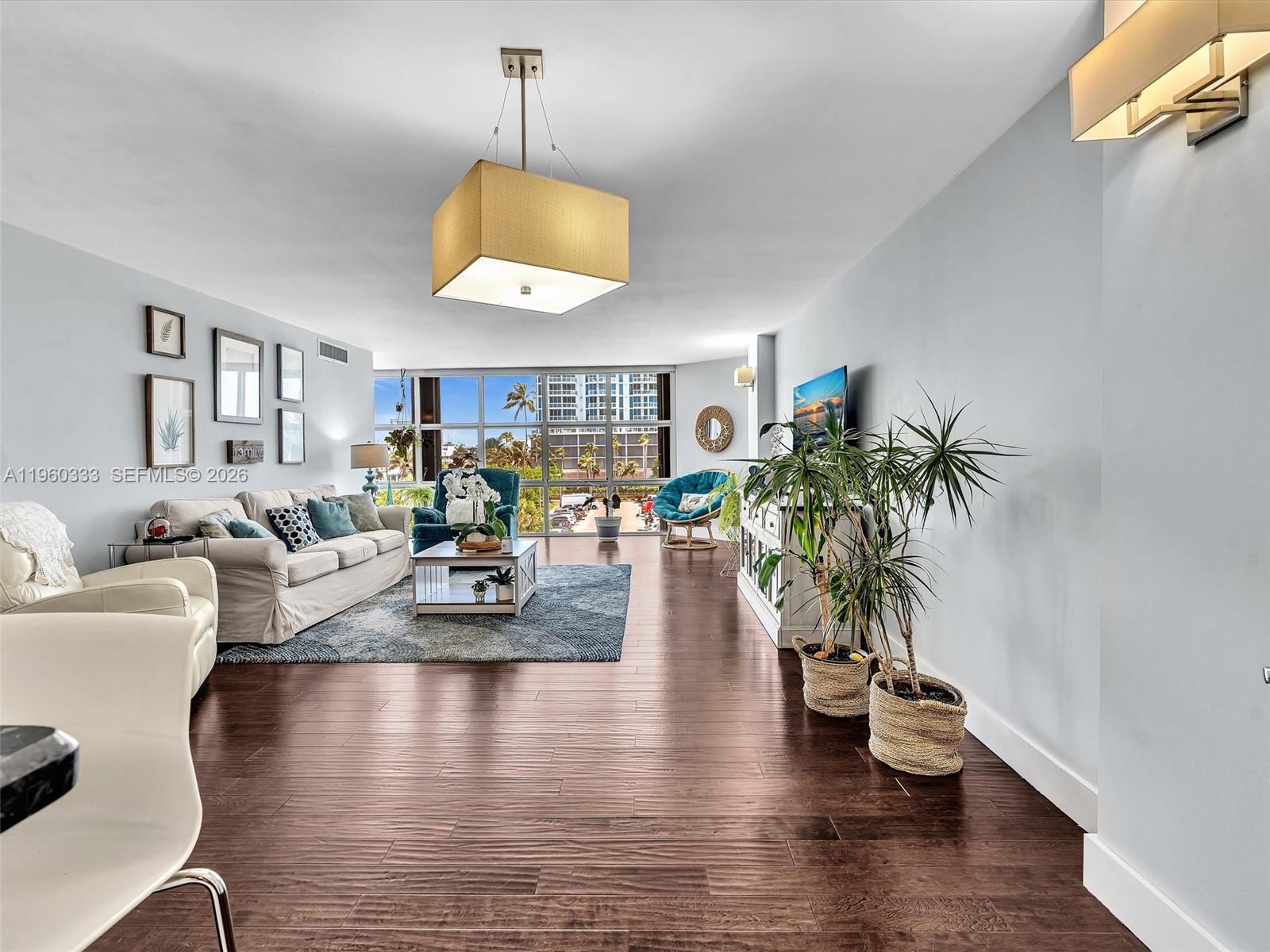 6423 Collins Ave #409 Miami Beach, FL 33141