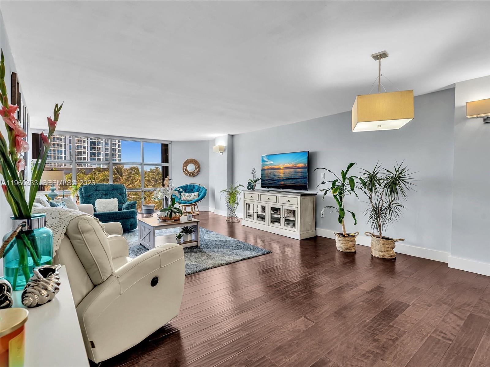 6423 Collins Ave #409 Miami Beach, FL 33141