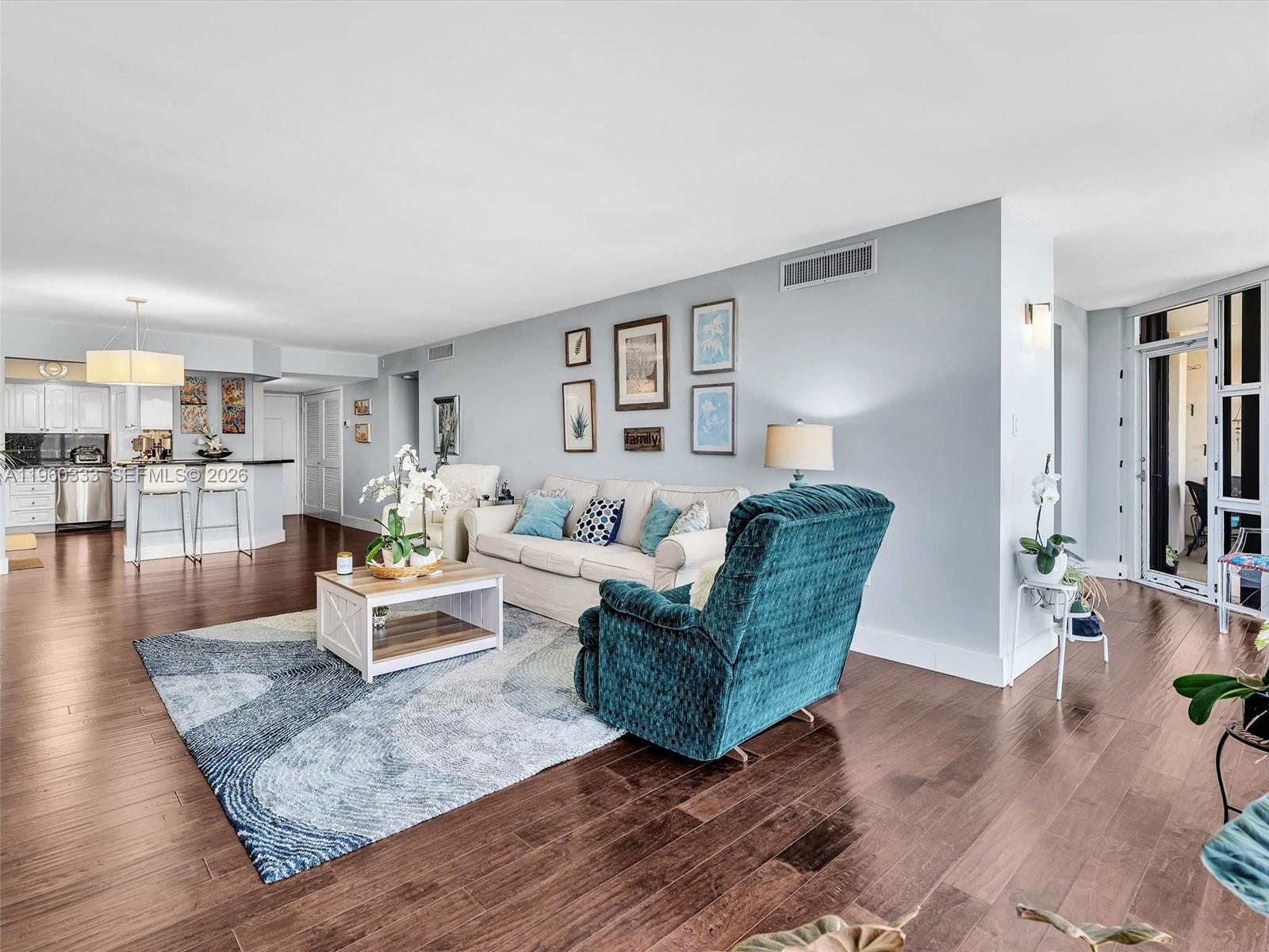 6423 Collins Ave #409 Miami Beach, FL 33141