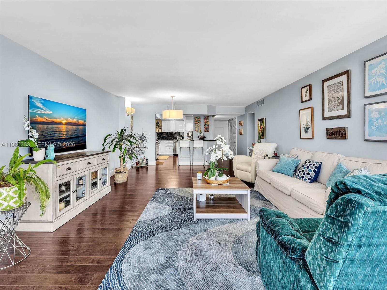 6423 Collins Ave #409 Miami Beach, FL 33141