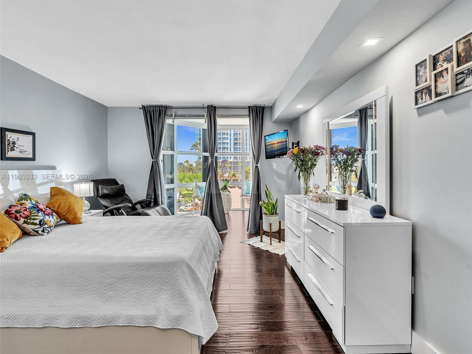 6423 Collins Ave #409 Miami Beach, FL 33141