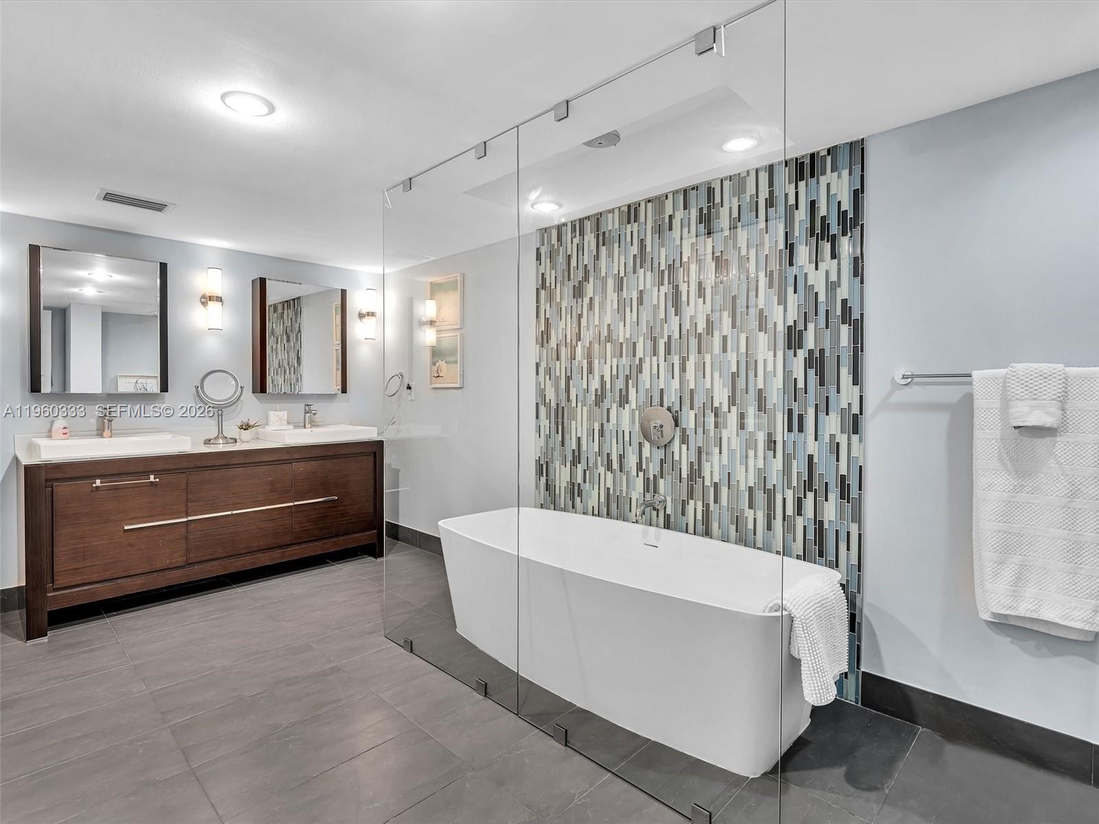 6423 Collins Ave #409 Miami Beach, FL 33141