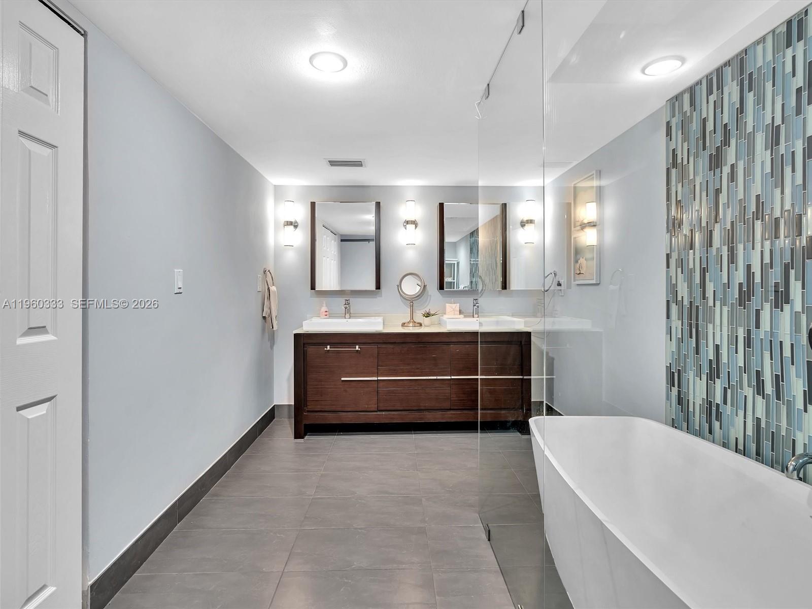 6423 Collins Ave #409 Miami Beach, FL 33141